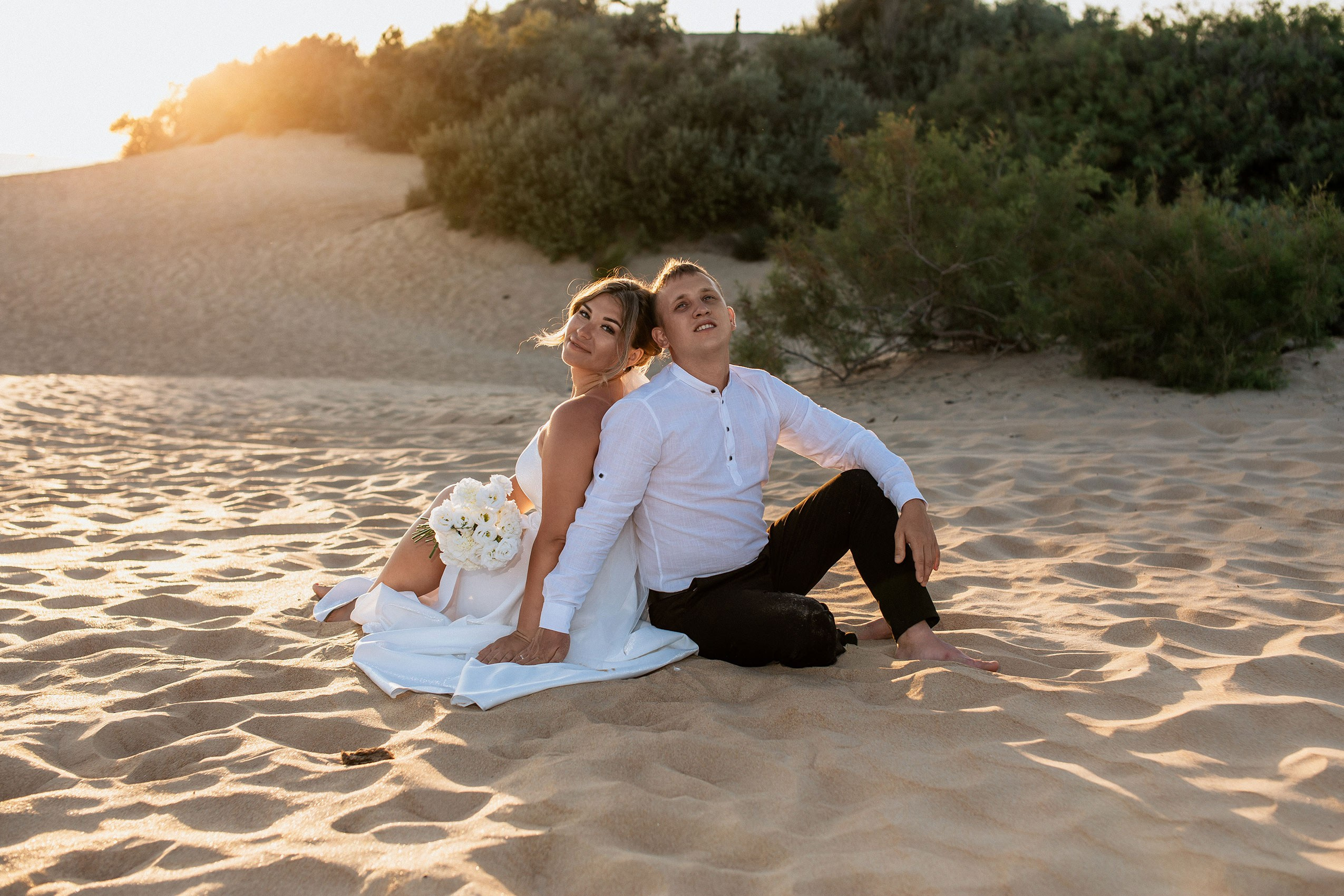 Свадебная фотосъемка «без галстуков» в песках Джемете