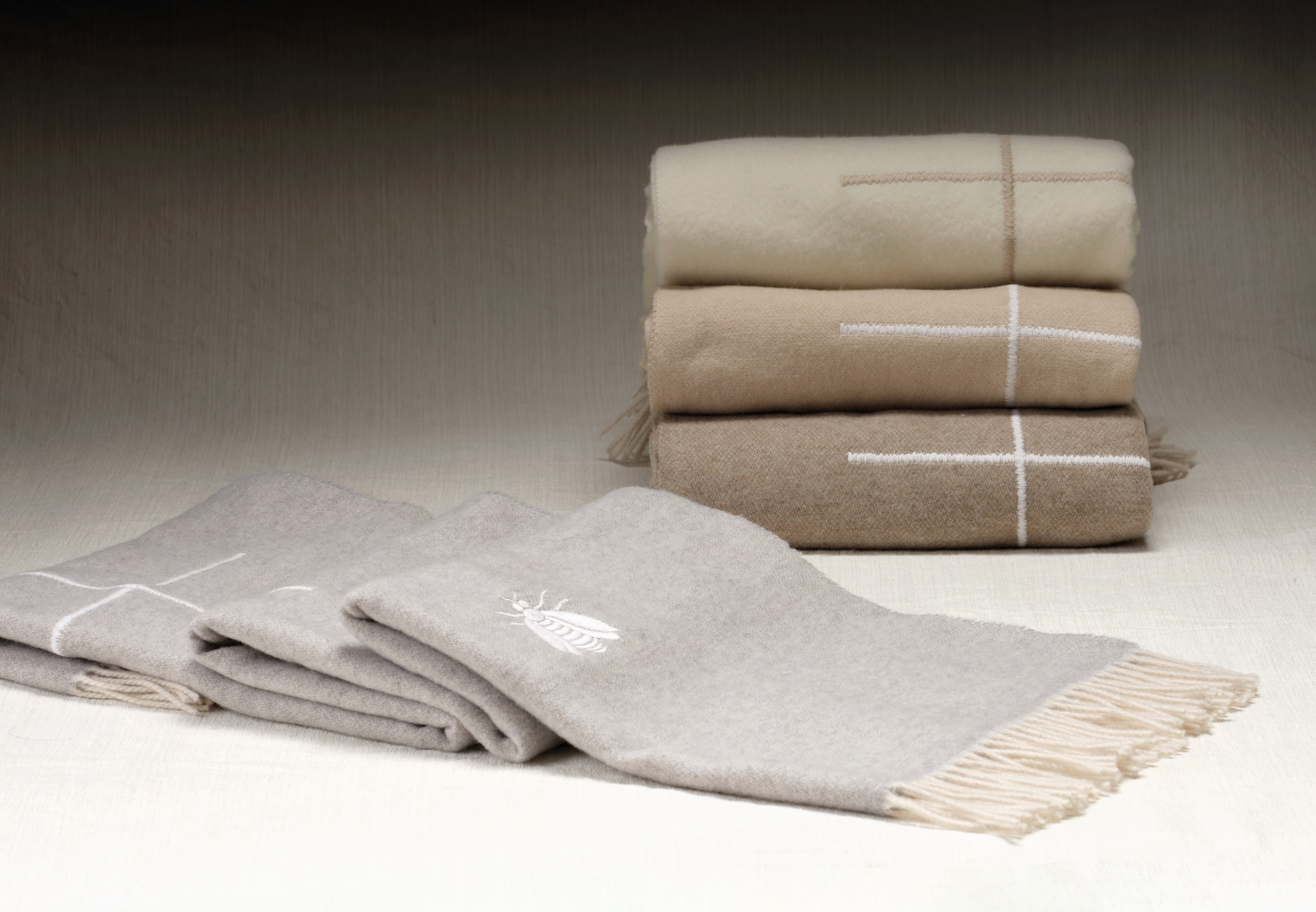 Home cashmere fot yachts, jets, villas — Made in Italy