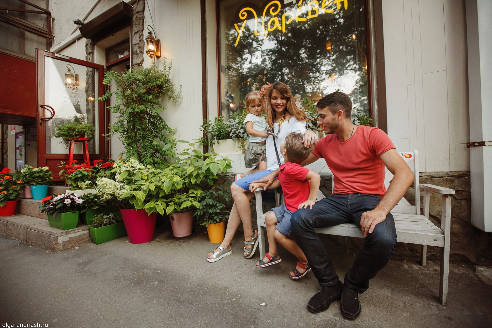 Прогулки на Патриарших прудах. Семейный, портретный и свадебный фотограф в Санкт-Петербурге и Москве