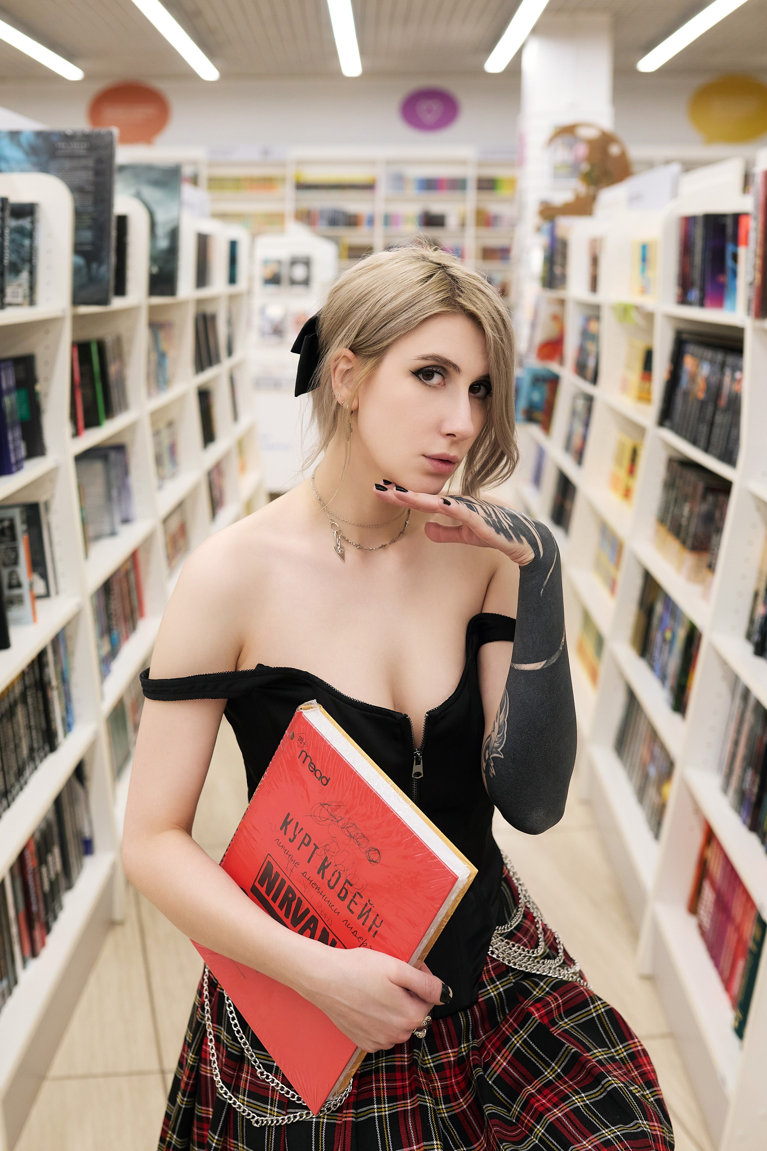 Пример позы для фотосессии с книгой в руках