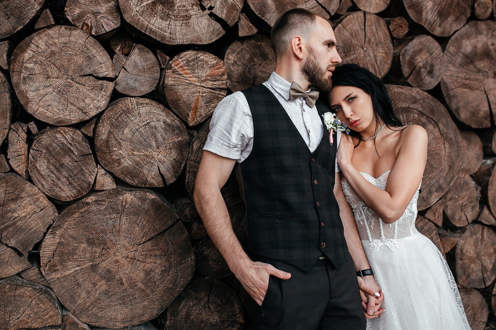 жених и невеста на фоне сруба