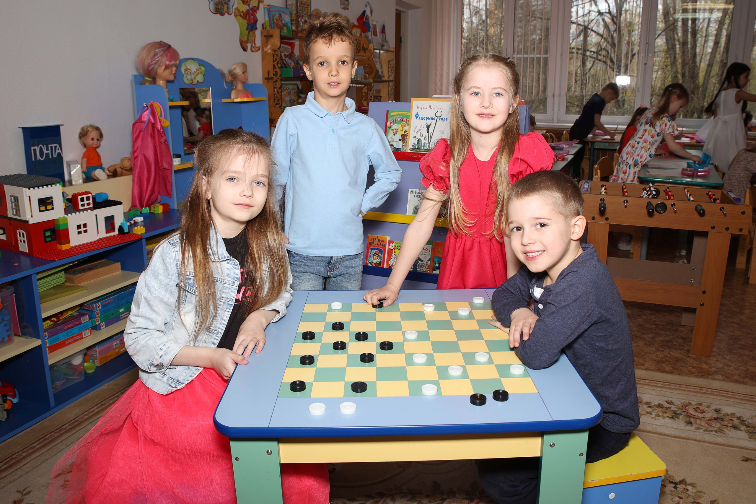 Групповые фотографии, фото с лучшим другом. Школьный и детсадовский фотограф Москва. Детский фотограф