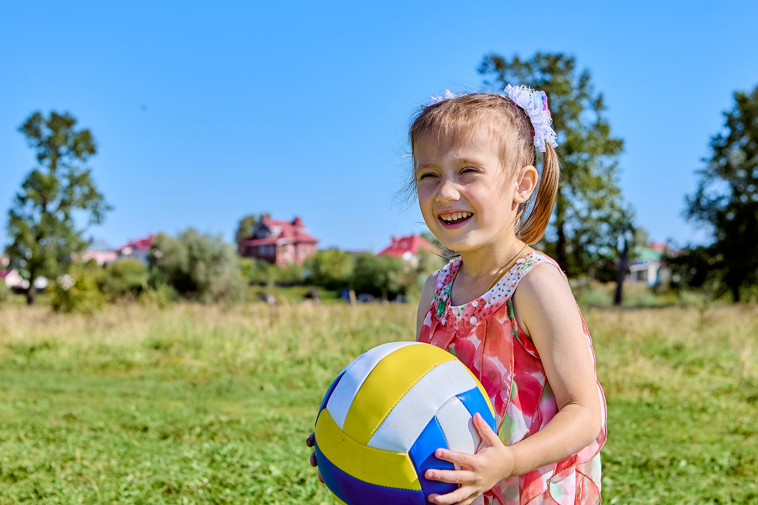 Девочка с мячом.  Фото Николая Голованов. Портретный и Детский фотограф