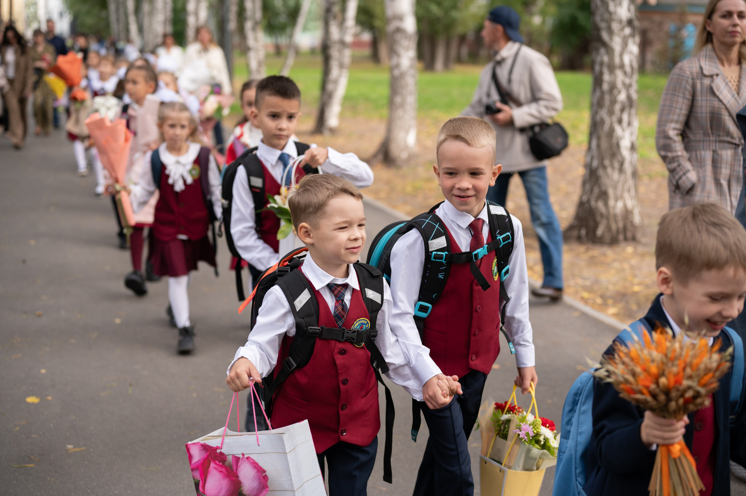 1 сентября 16 гимназия 2 класс (линейка + в классе+ на улице). Фотограф новорожденных, семейный детский в Тюмени Татьяна Морозова