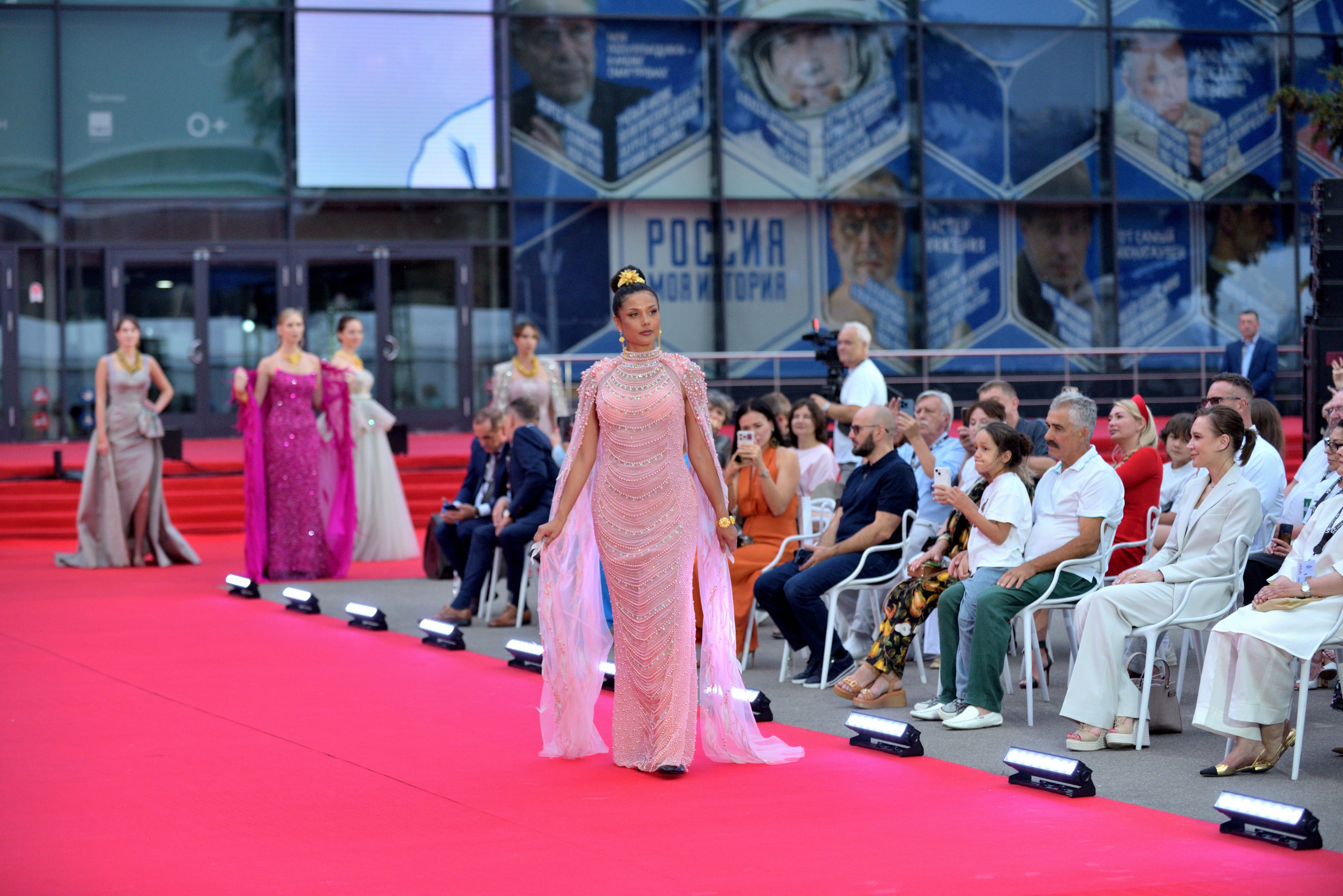 "Показ мод на Янтарном Форуме в Москве на ВДНХ".