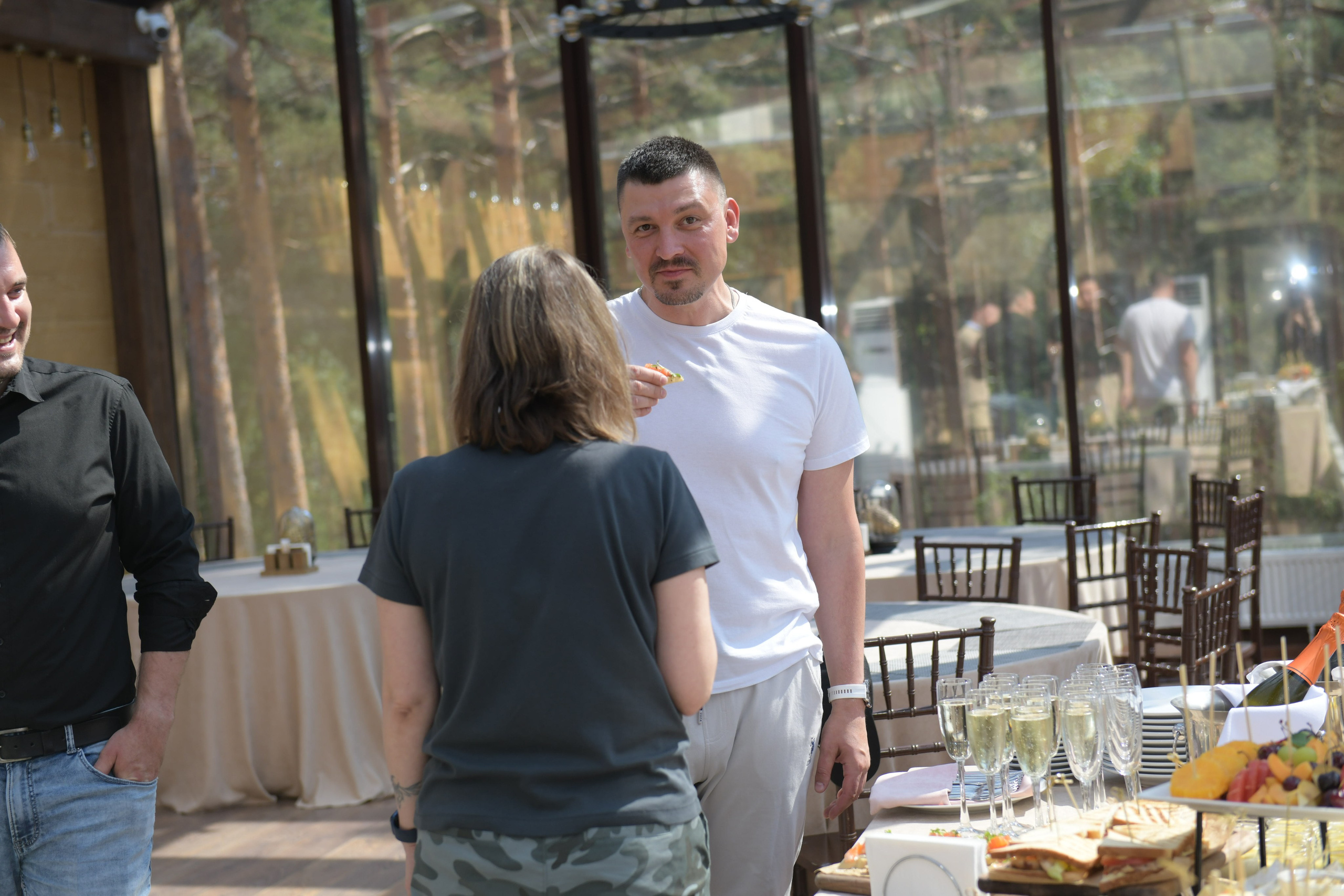 "Корпоративный ужин для клиентов в ресторане на берегу Финского залива".