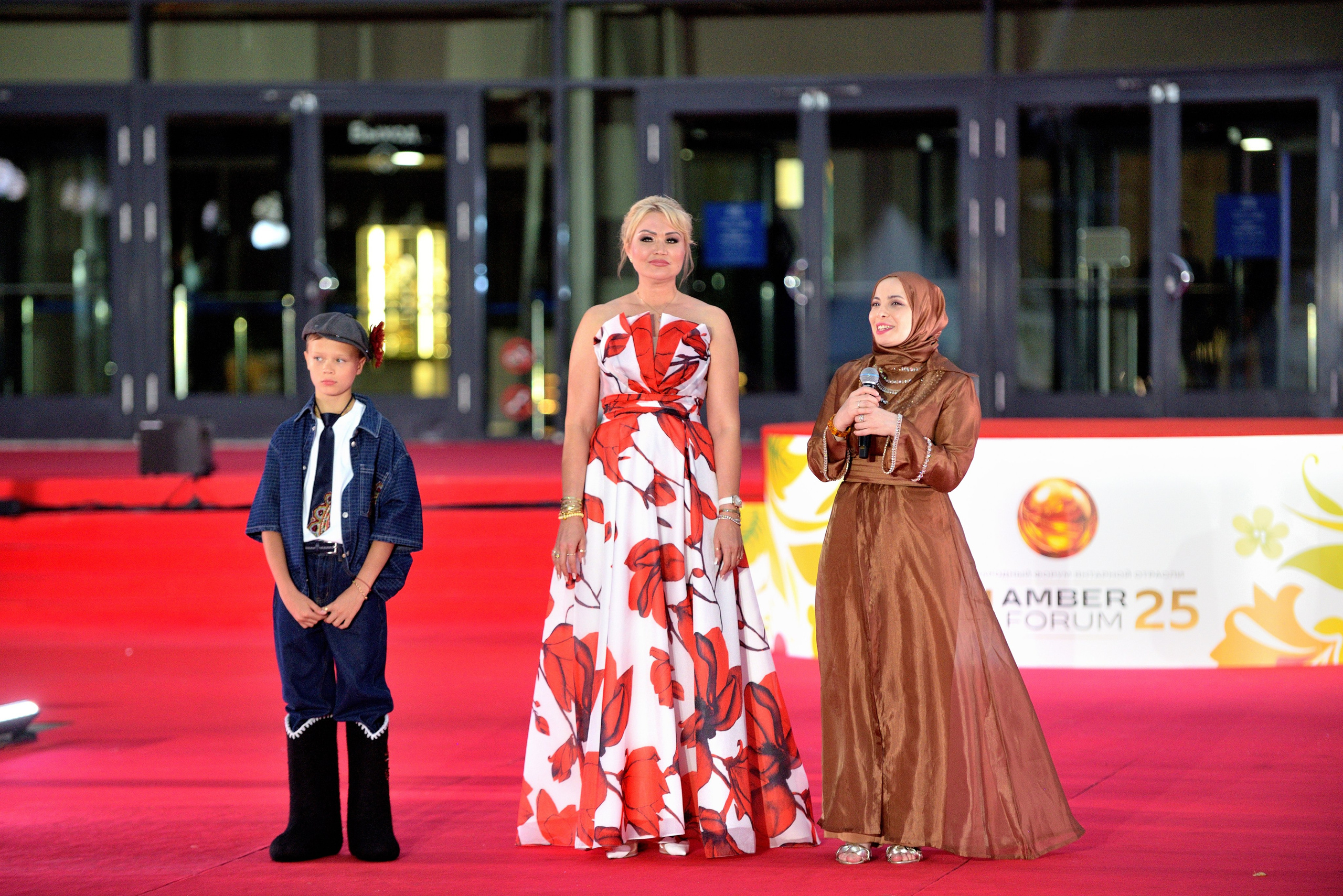 "Показ мод в рамках Форума Янтаря в Москве в 2025 году".