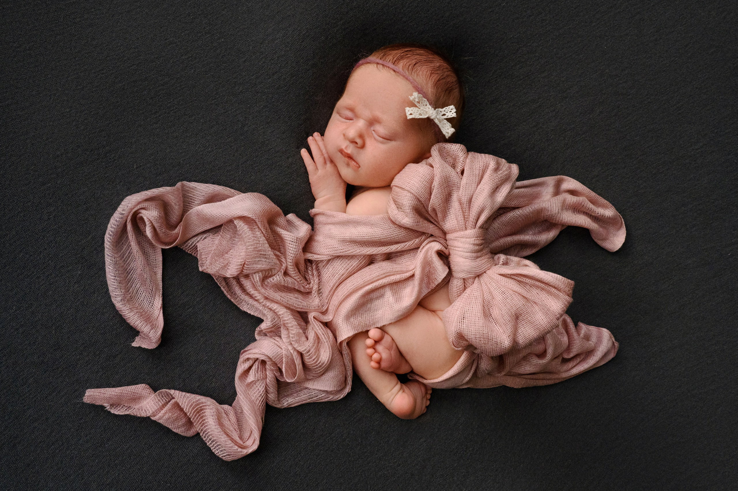 Newborn girl. Фотограф новорожденных малышей в Санкт-Петербурге