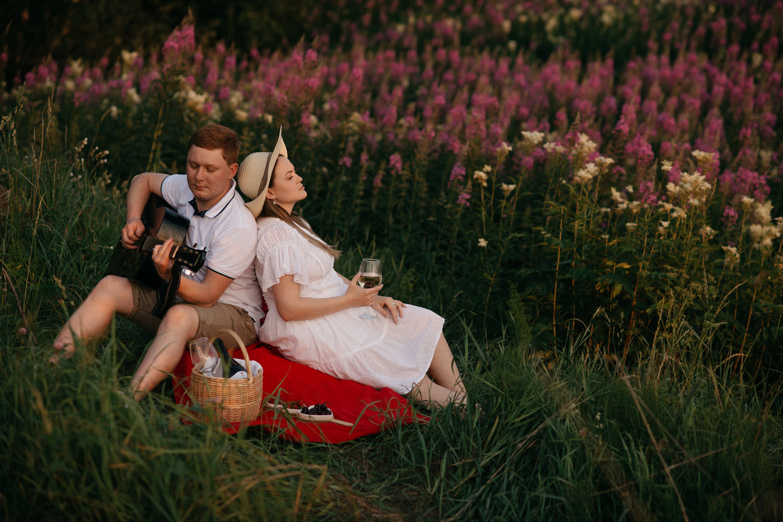 В цветущем поле. Свадебный фотограф Ижевск Петр Шишков