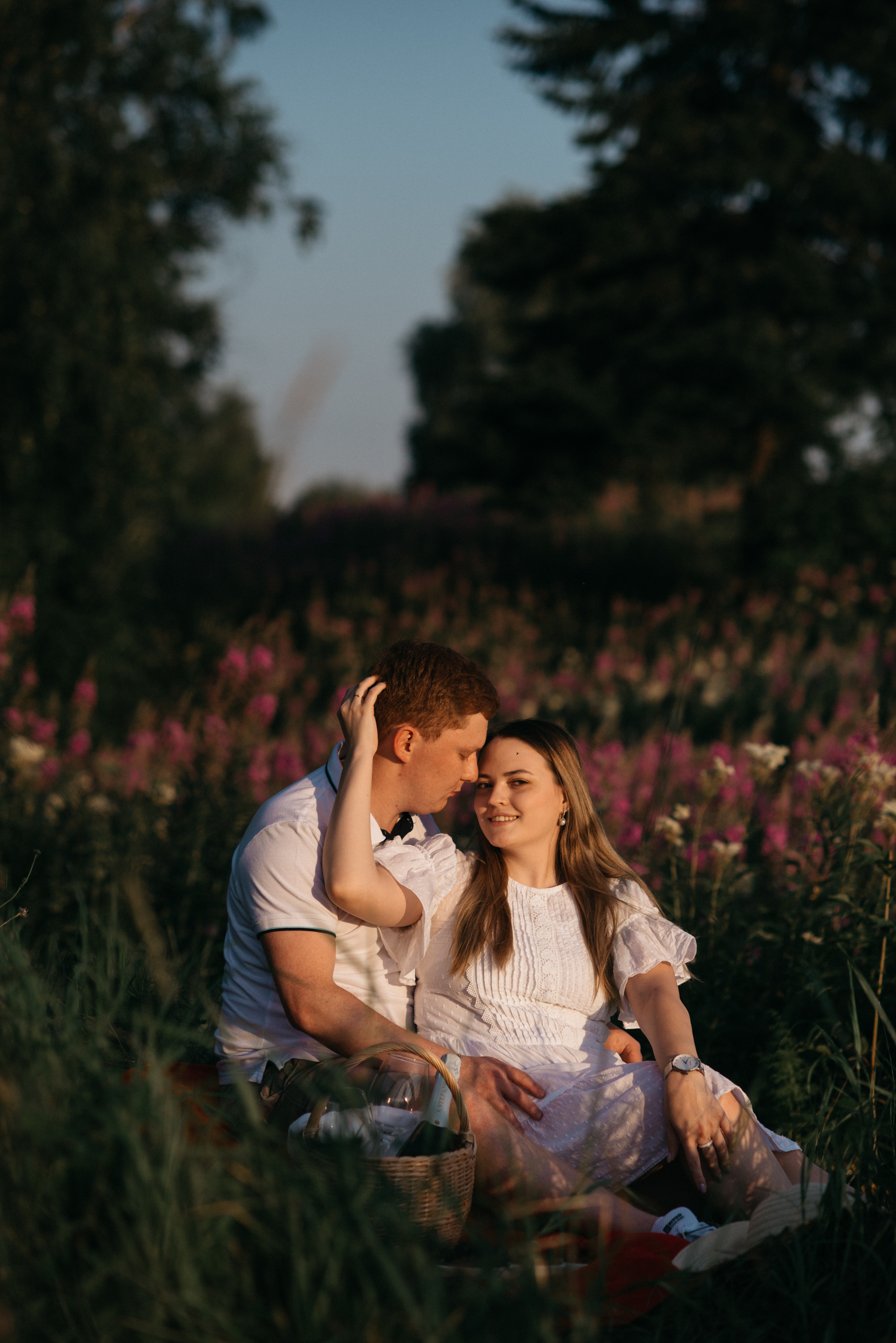 В цветущем поле. Свадебный фотограф Ижевск Петр Шишков