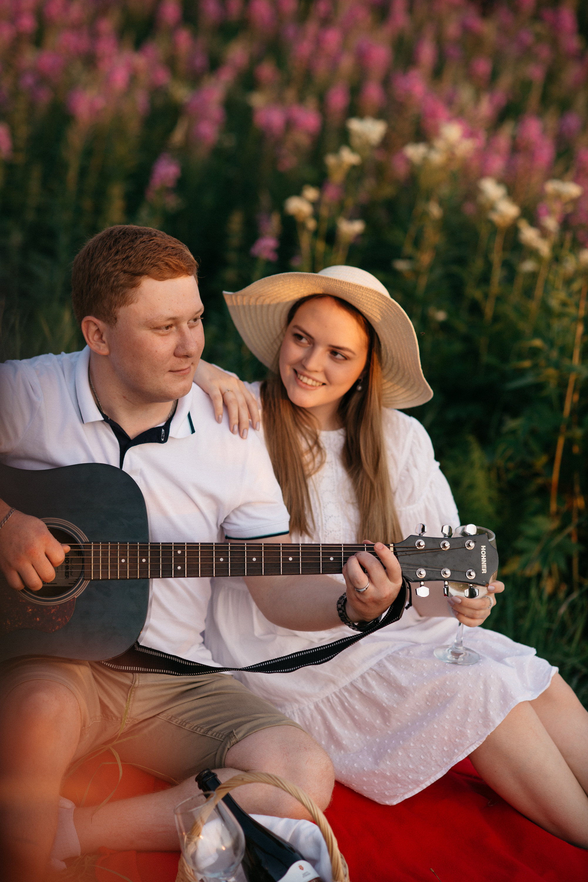 В цветущем поле. Свадебный фотограф Ижевск Петр Шишков