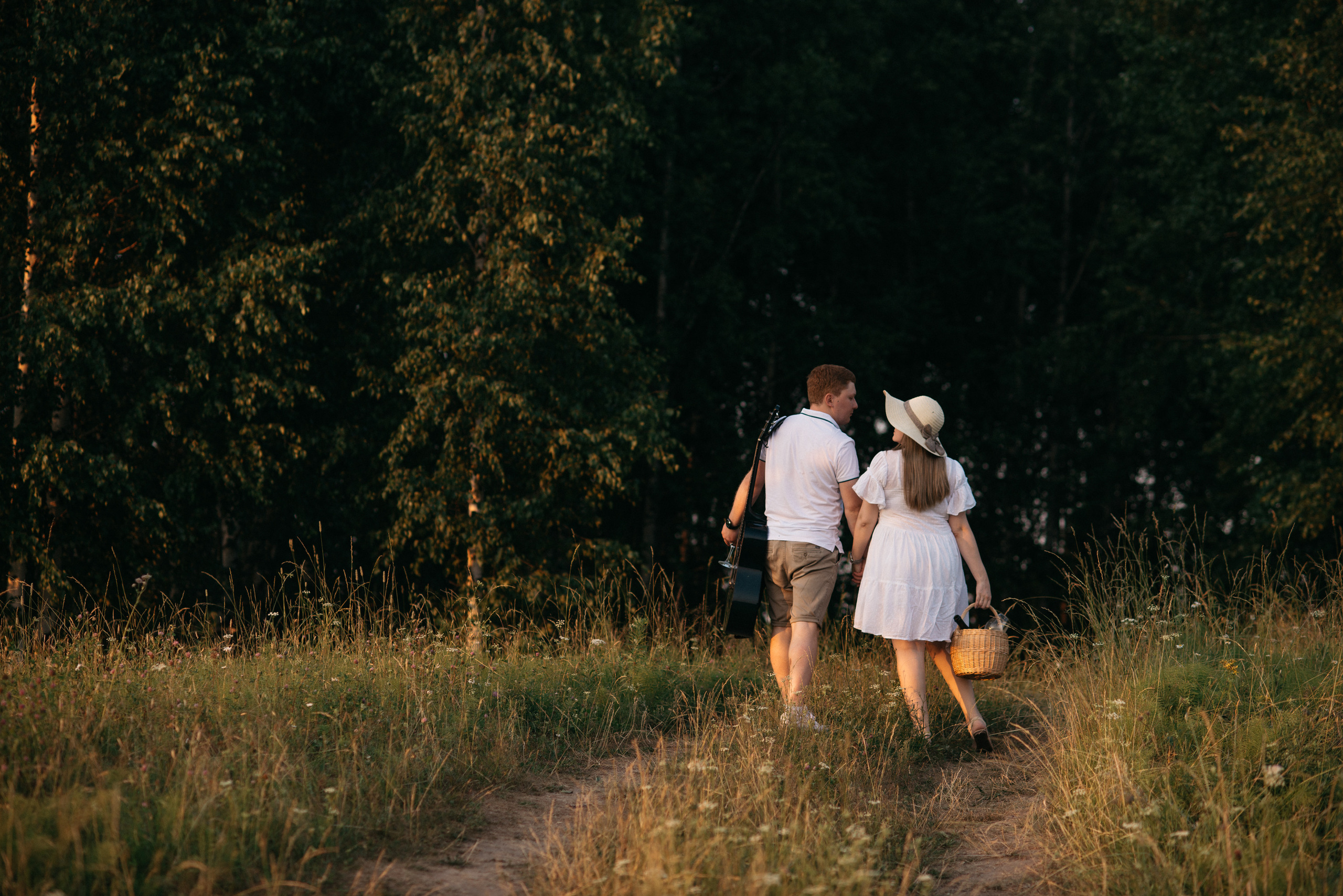 В цветущем поле. Свадебный фотограф Ижевск Петр Шишков