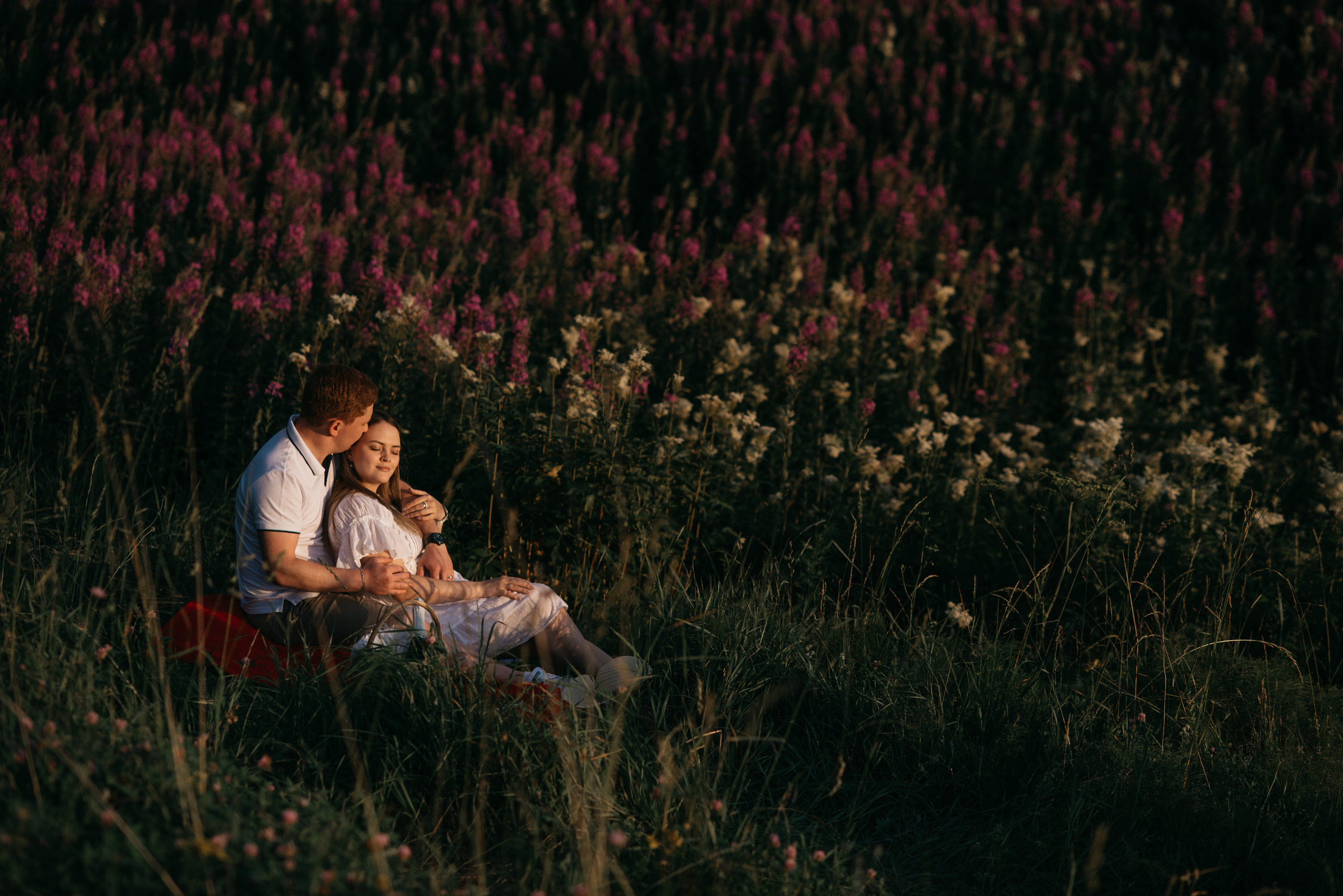 В цветущем поле. Свадебный фотограф Ижевск Петр Шишков