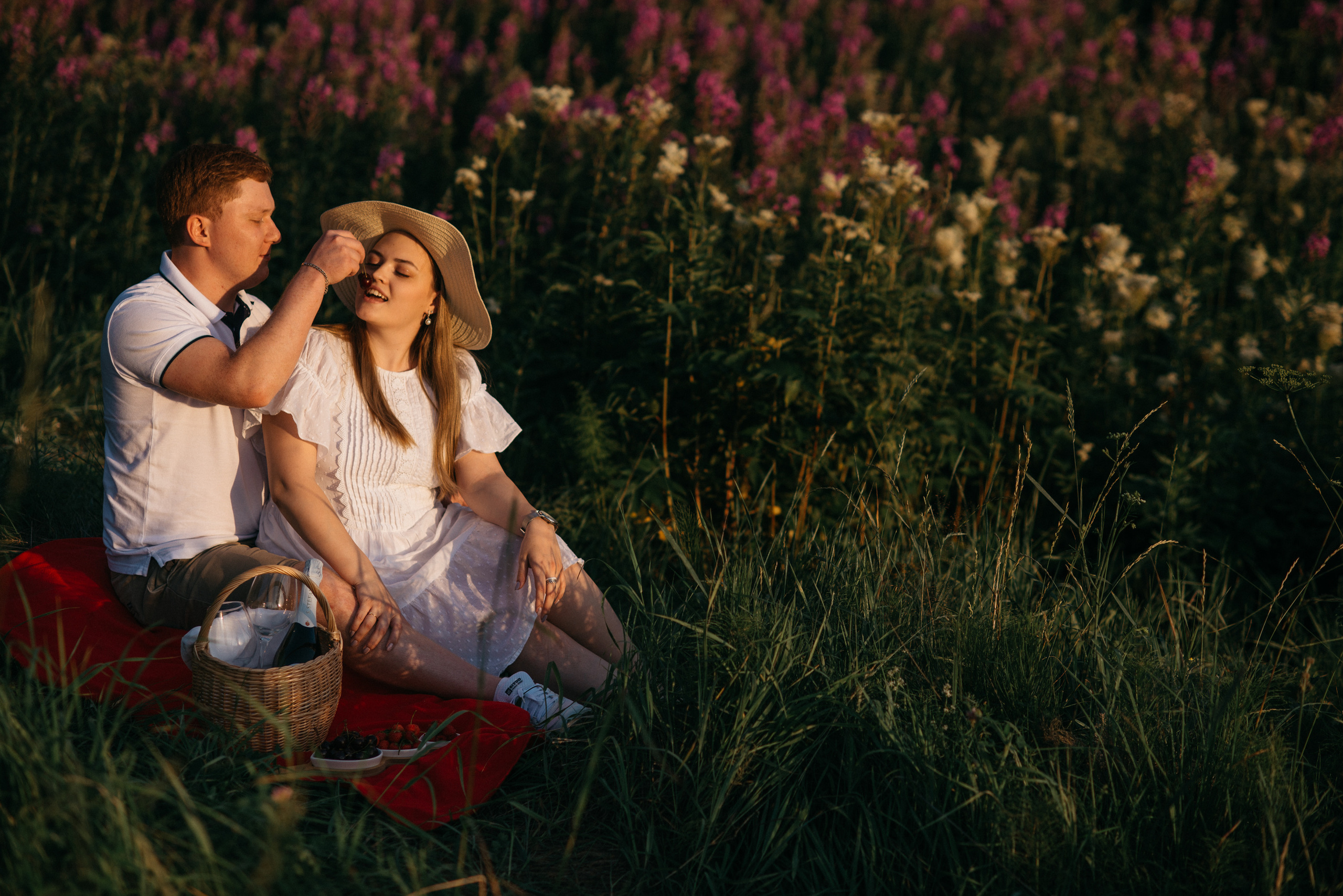 В цветущем поле. Свадебный фотограф Ижевск Петр Шишков