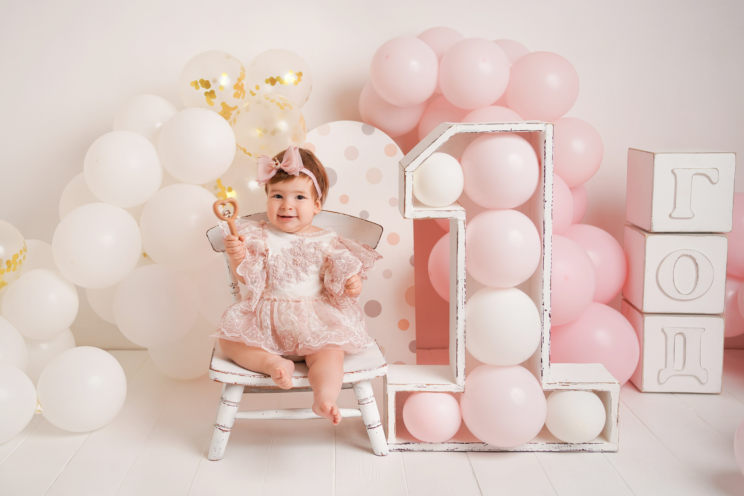 Девочку сфотографировали в детской фотостудии в её первый годик.