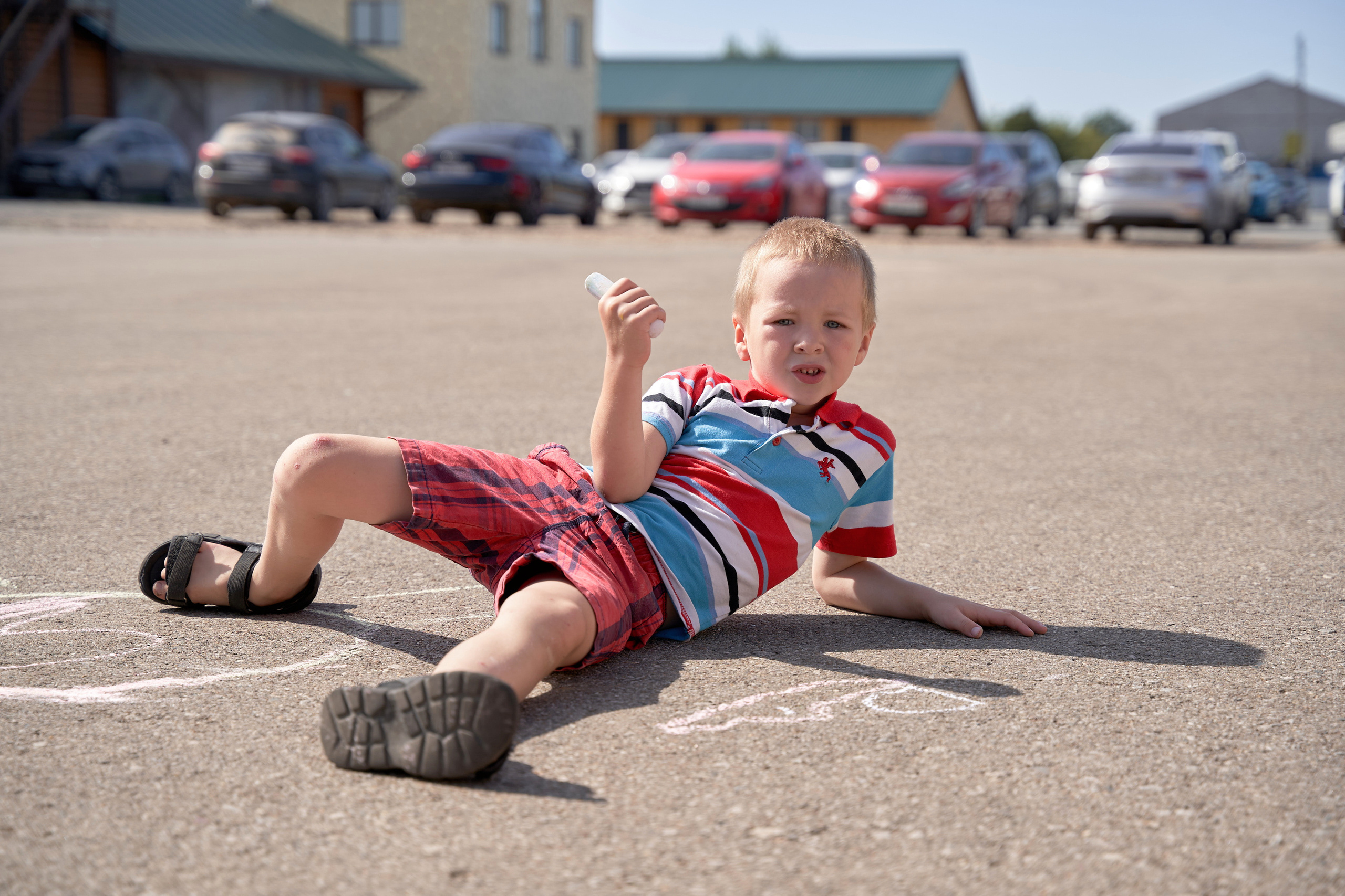 Ребенок рисует мелом на асфальте на детском дне рождения Пермь
