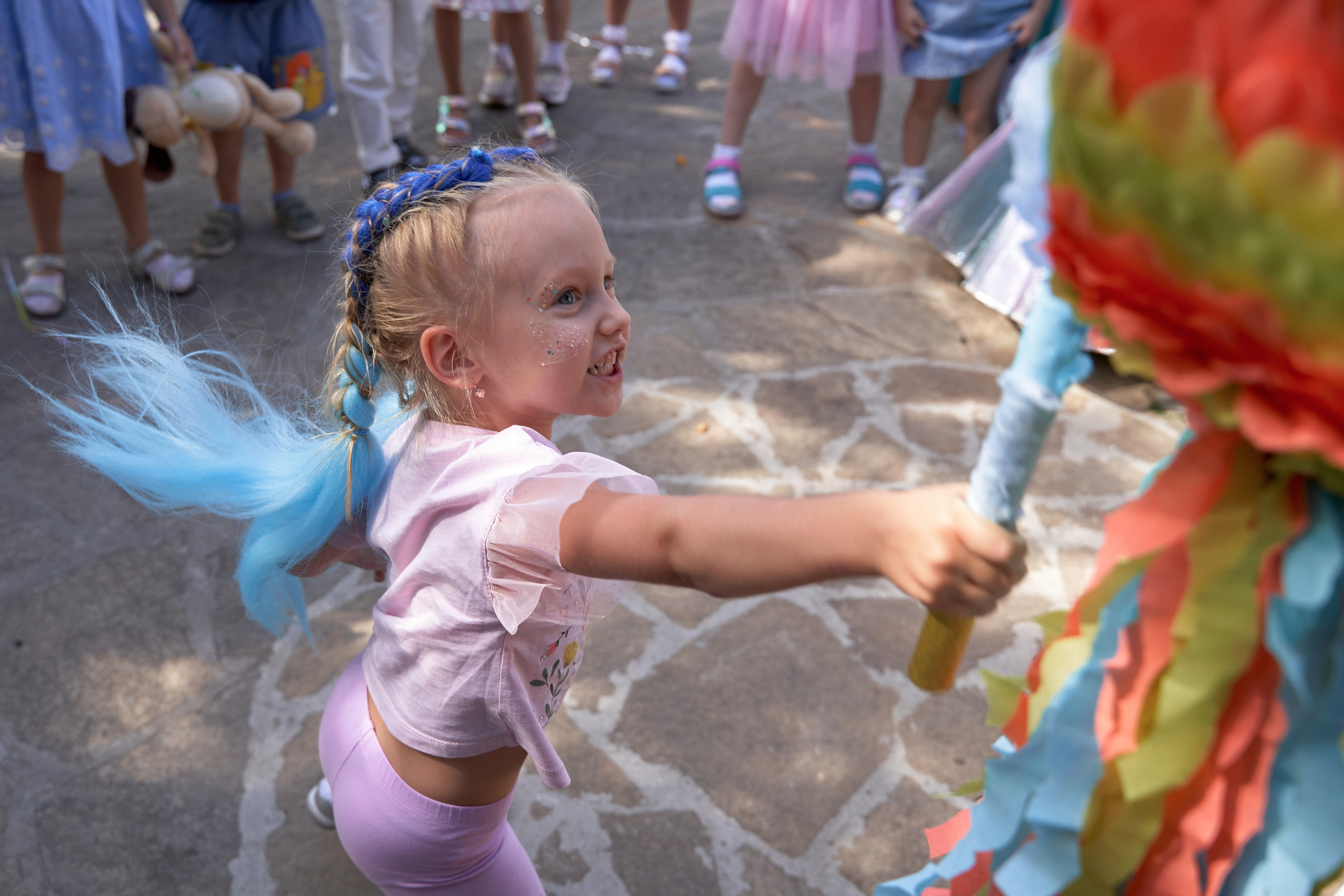 Ребенок разбивает пиньяту Пермь