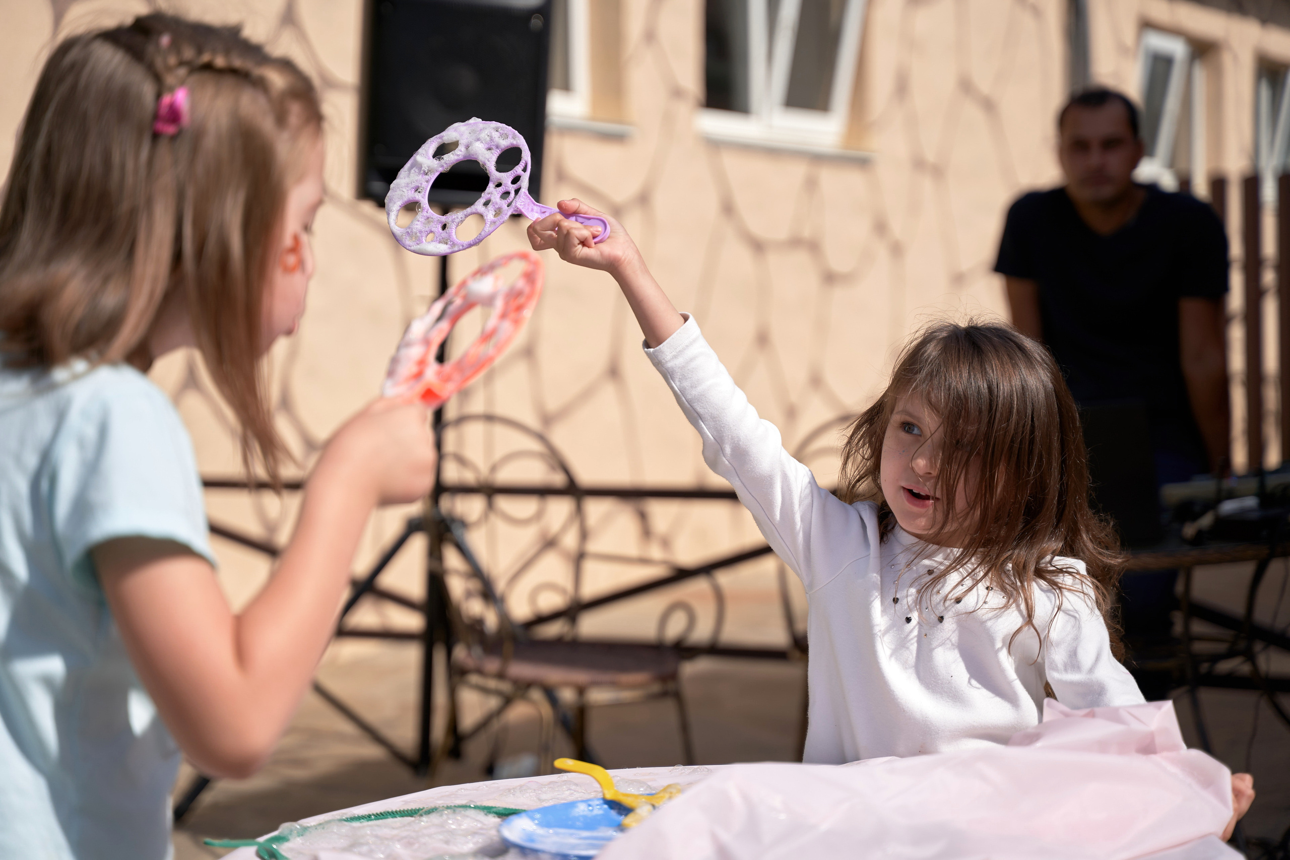 Дети играют с мыльными пузырями на празднике Пермь