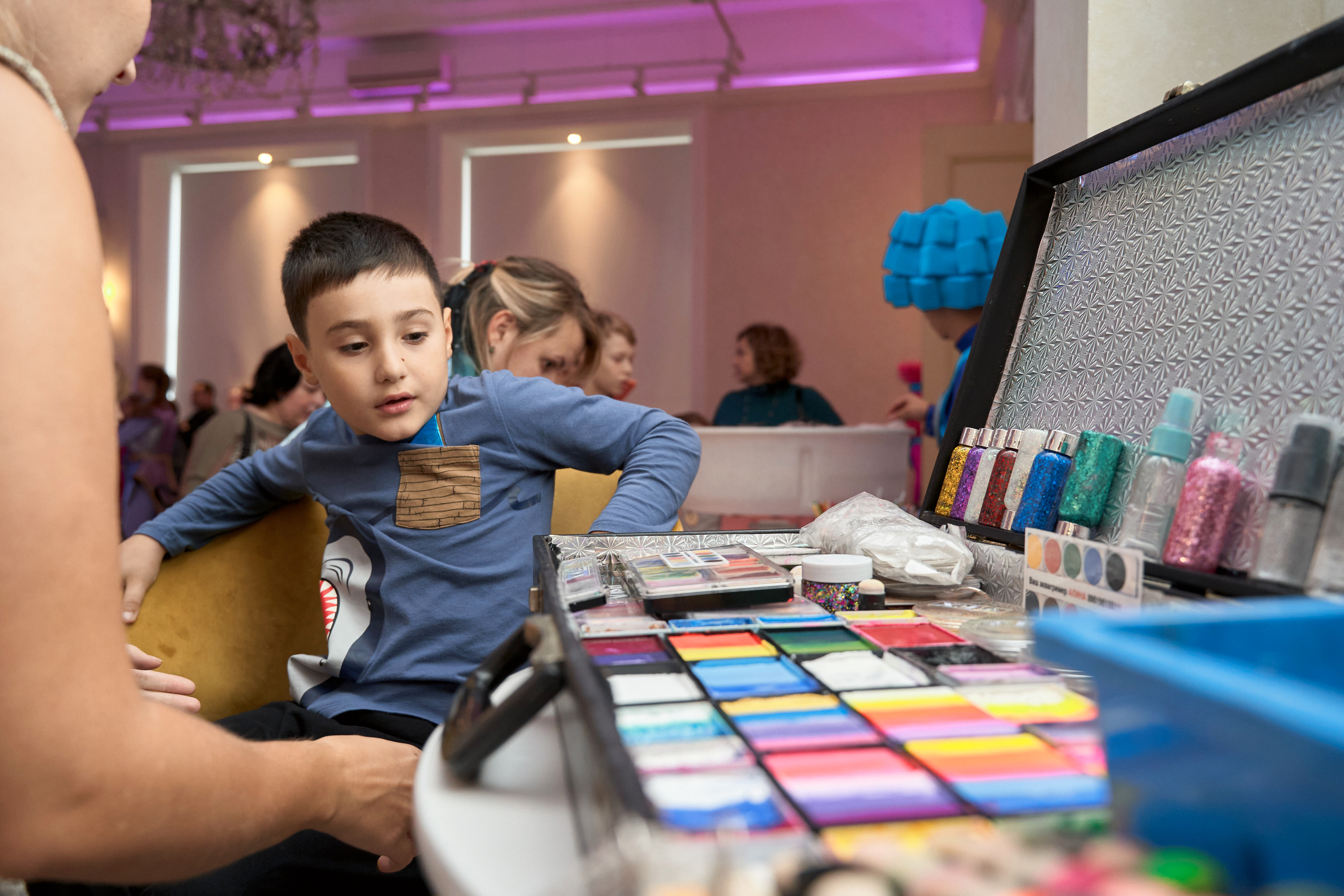 Ребенка гримируют на празднике Пермь