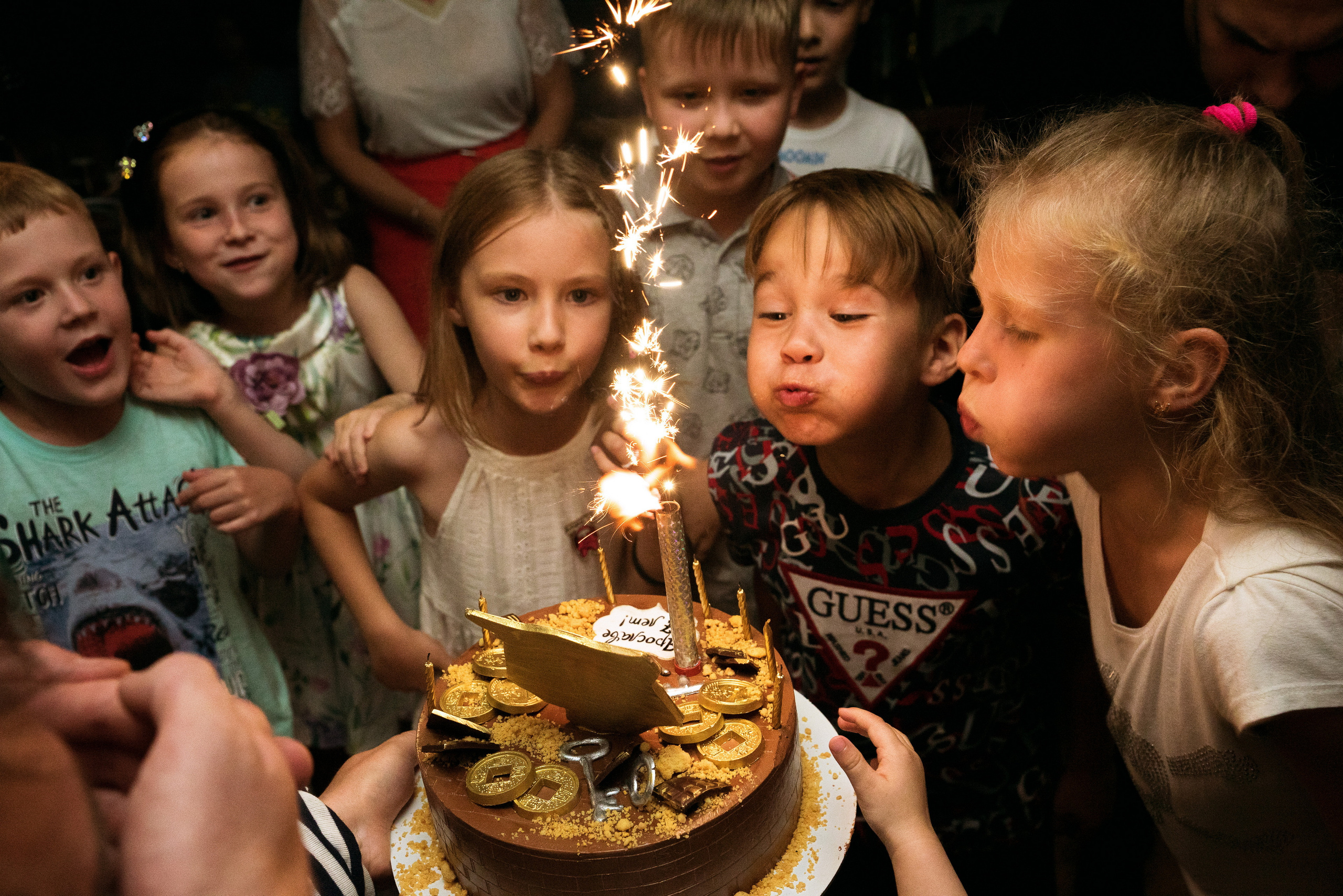 Дети задувают свечи на торте на детском дне рождения Пермь