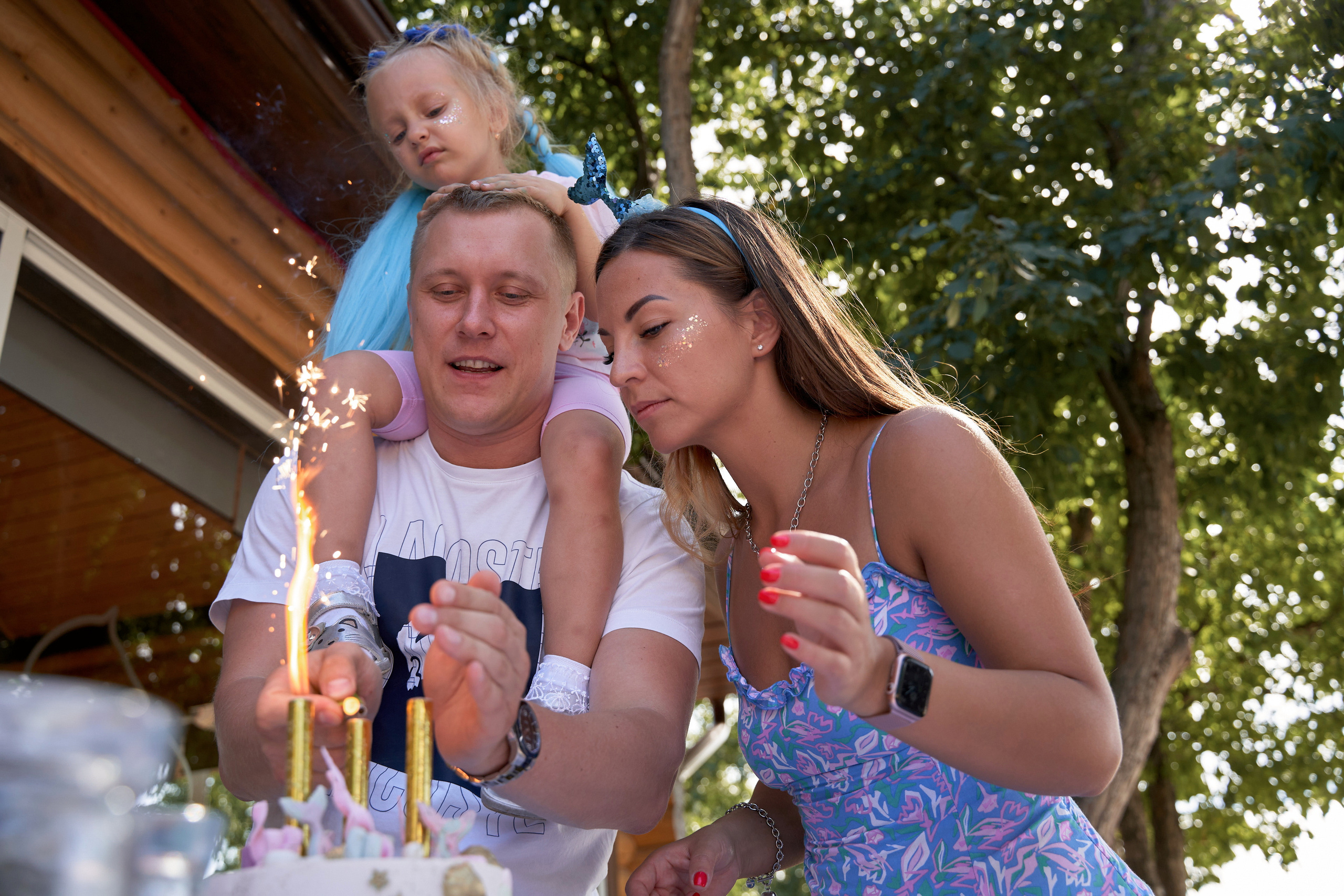 Родители зажигают свечи на детском дне рождения Пермь