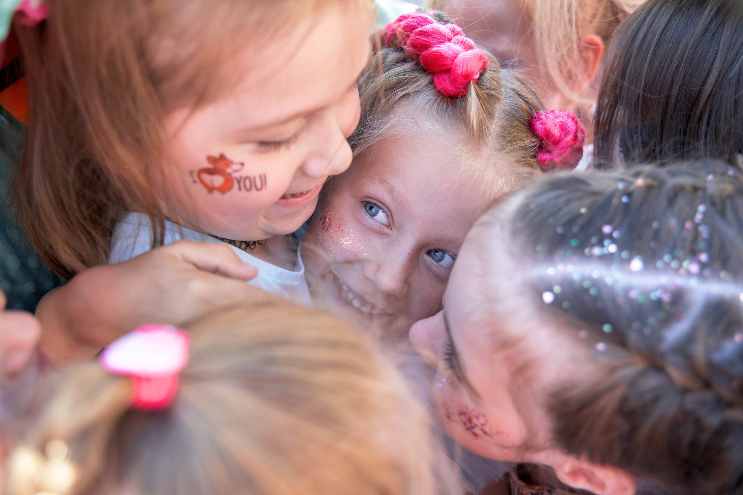 Дети обнимаются на детском дне рождения Пермь