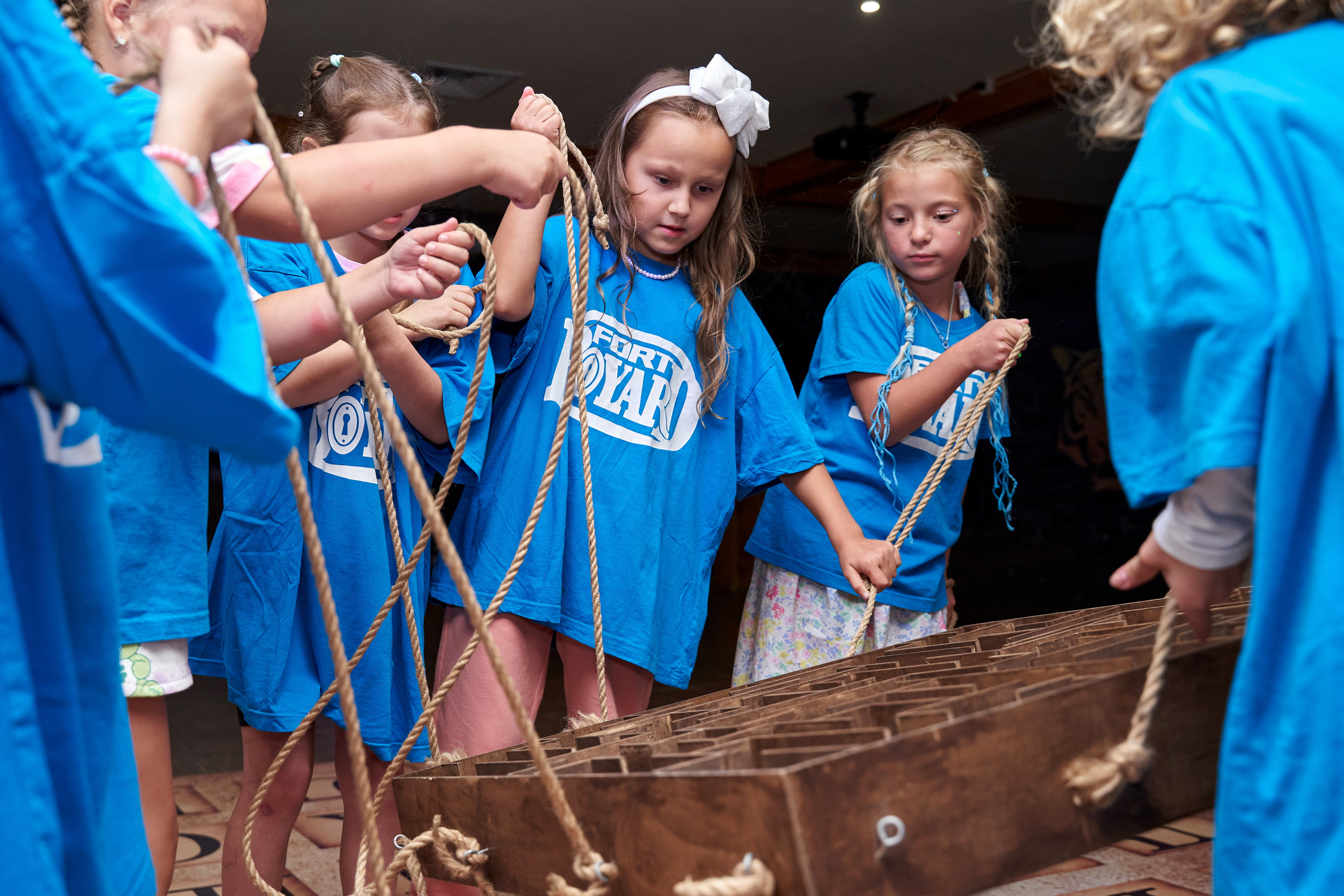 Дети играют в лабиринт на квест-шоу Пермь