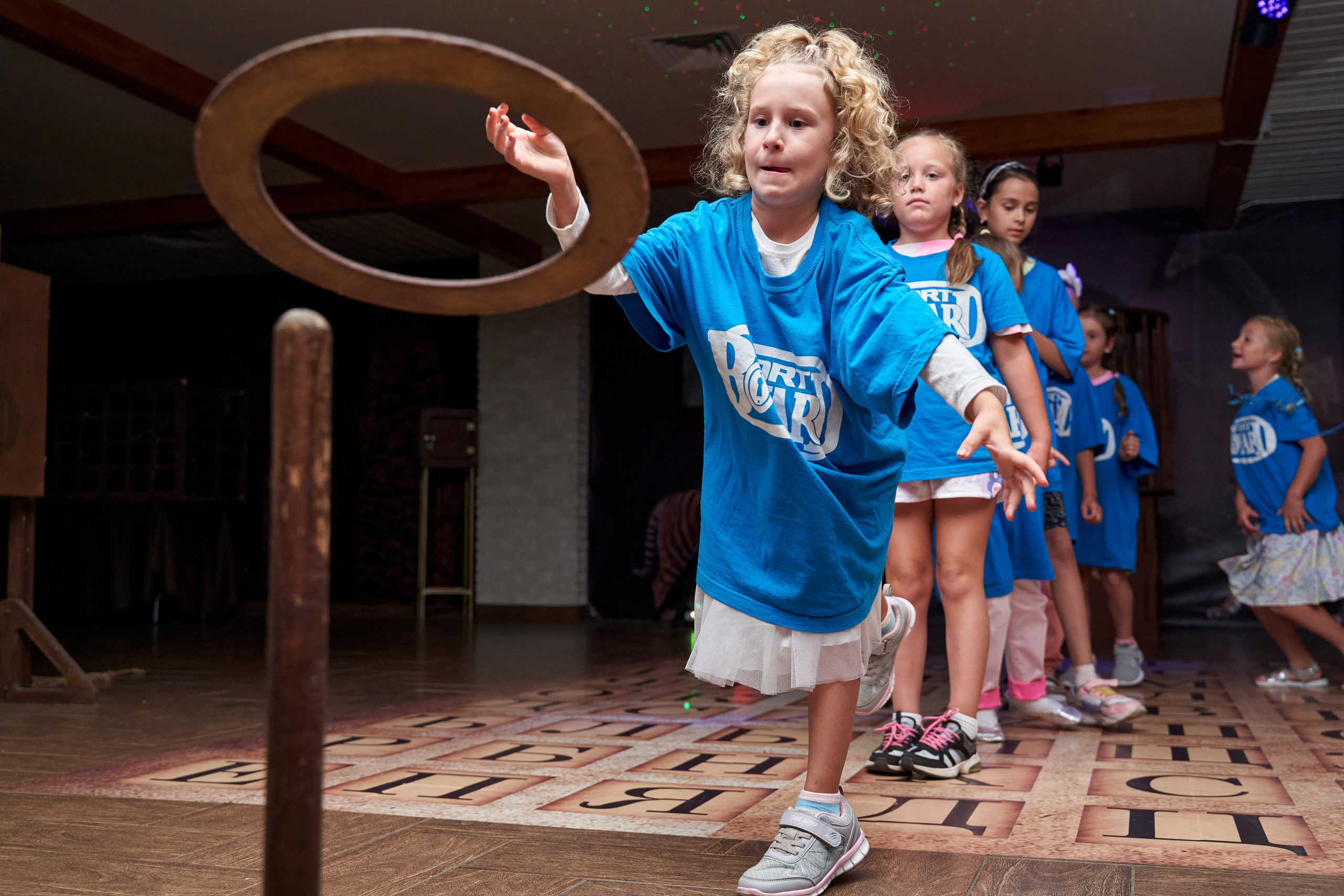 Дети играют в кольца на детском празднике Пермь