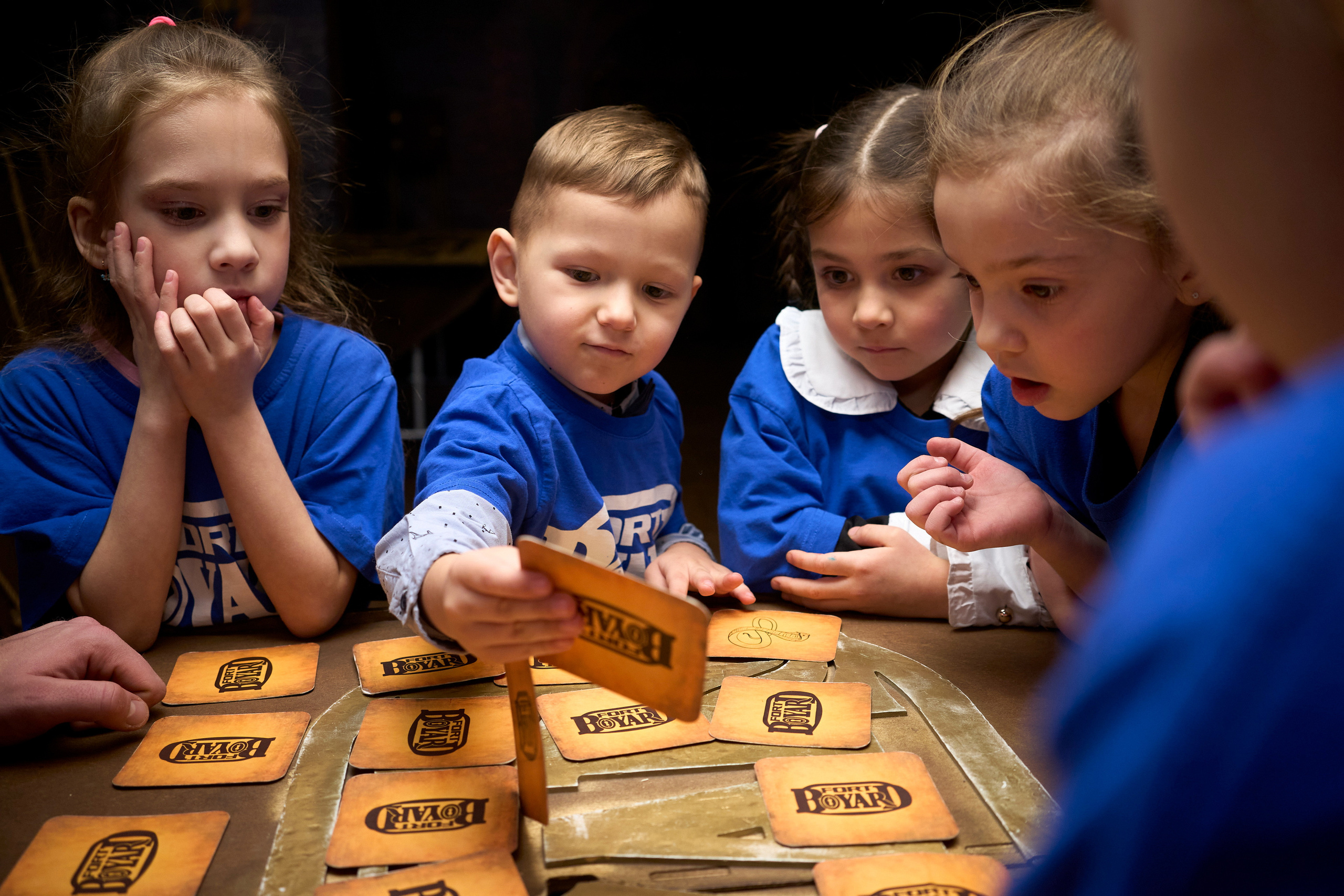 Дети играют в мемо на детском празднике Пермь