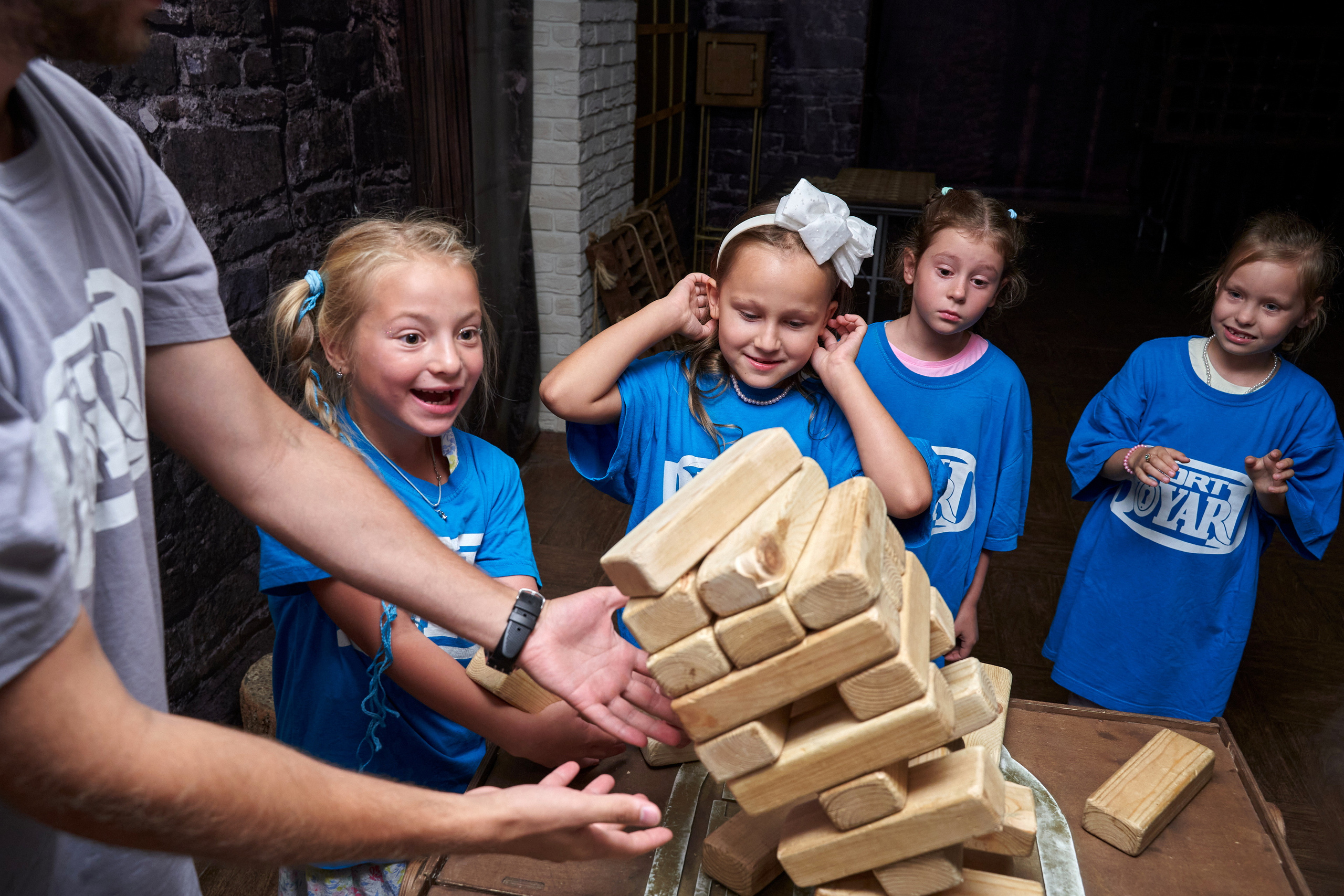 Дети играют в дженгу на квест-шоу Пермь