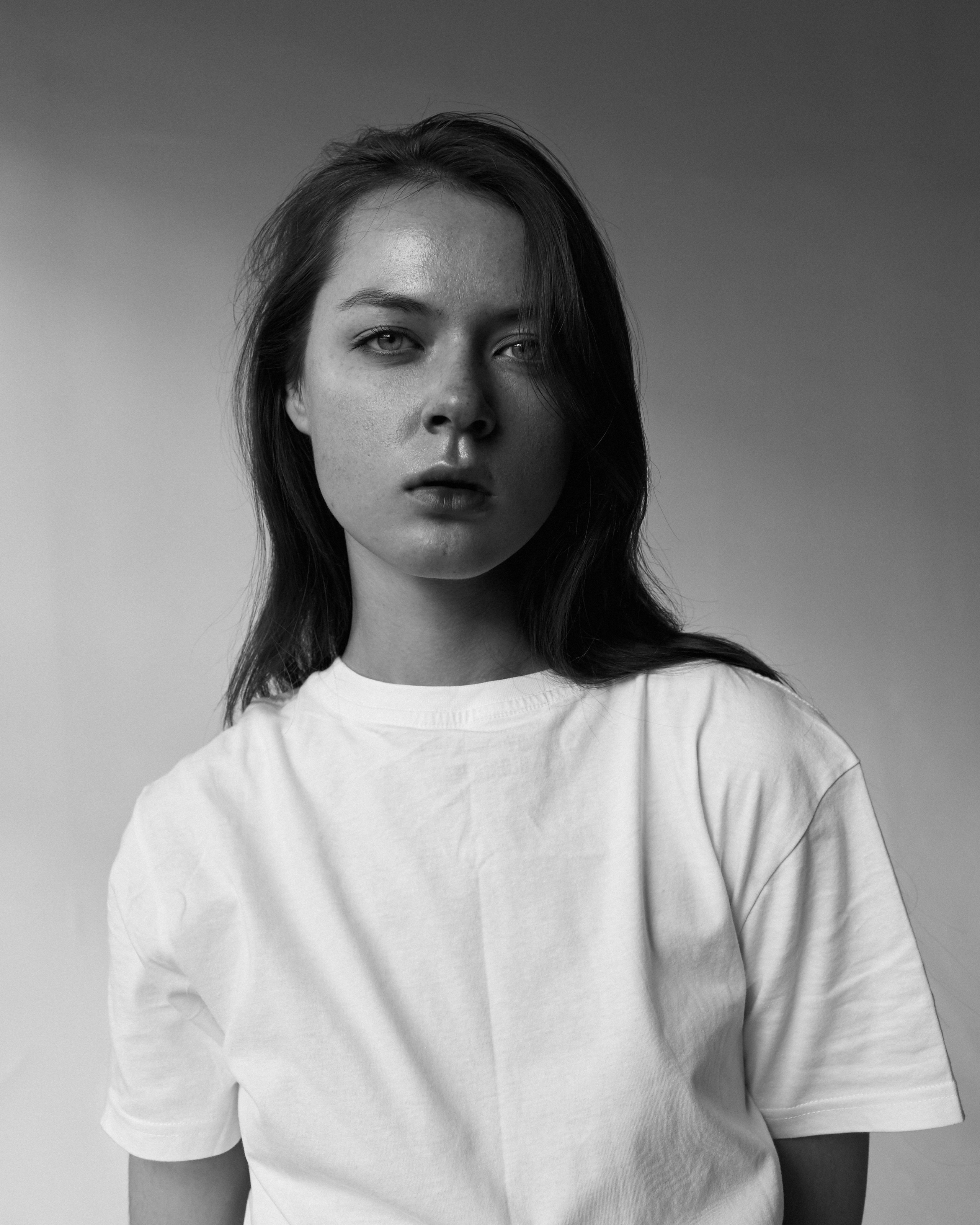 Черно-белый портрет девушки