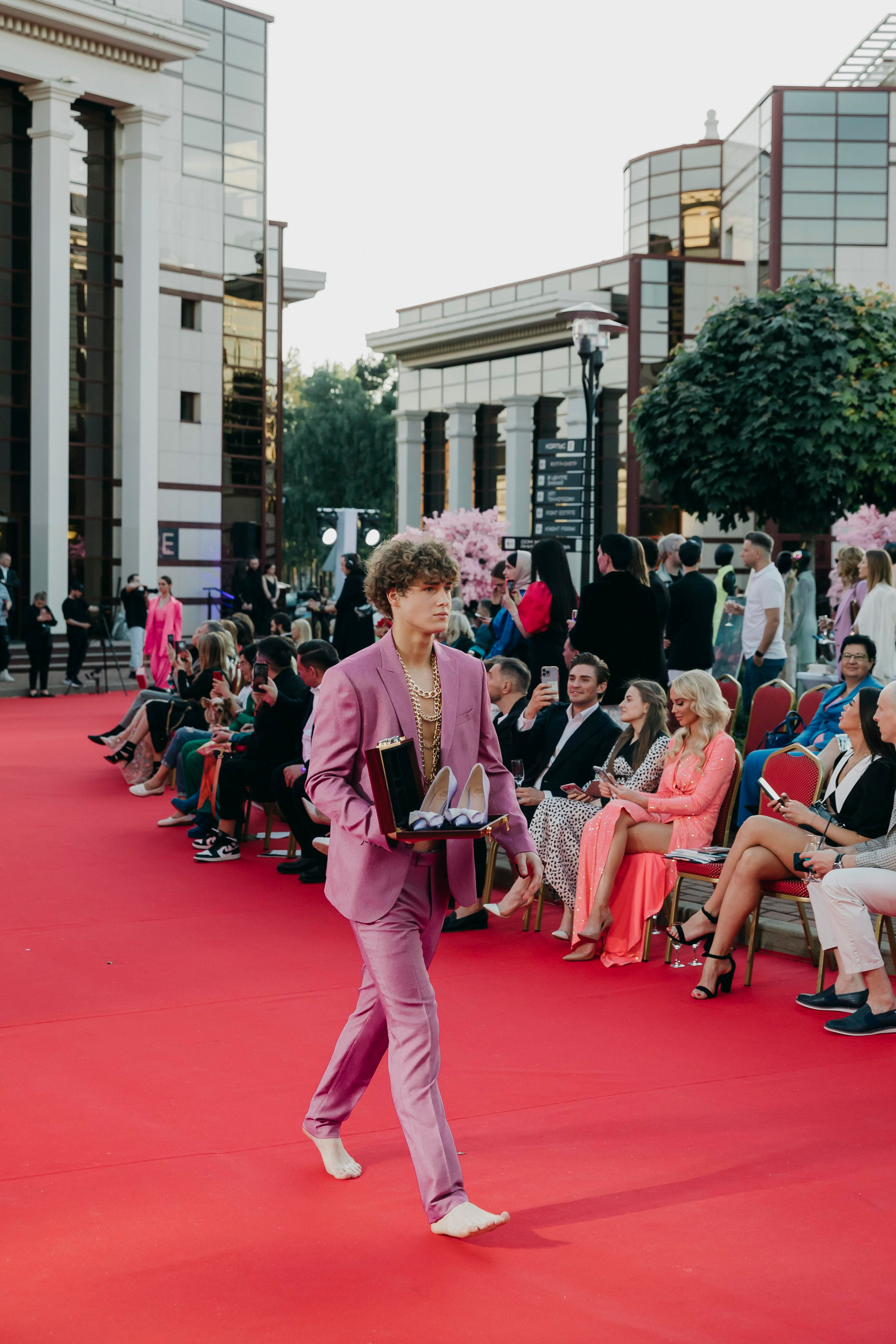 Татьяна Плаксина и Аника Керимова представили коллекцию одежды. «Птичка на проводе»: информационный портал в Москве