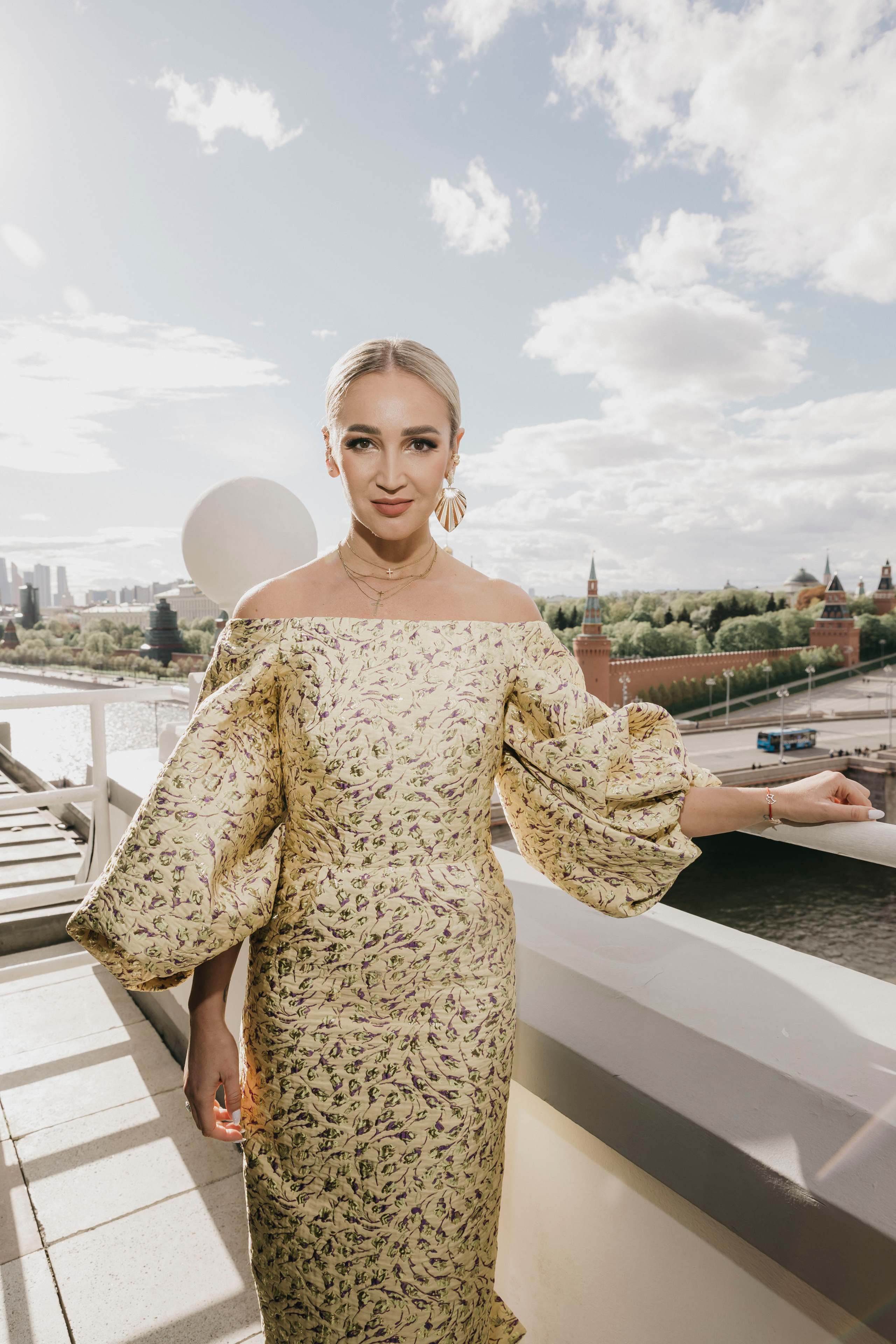 Ольга Бузова: 18 лет на сцене!. «Птичка на проводе»: информационный портал в Москве