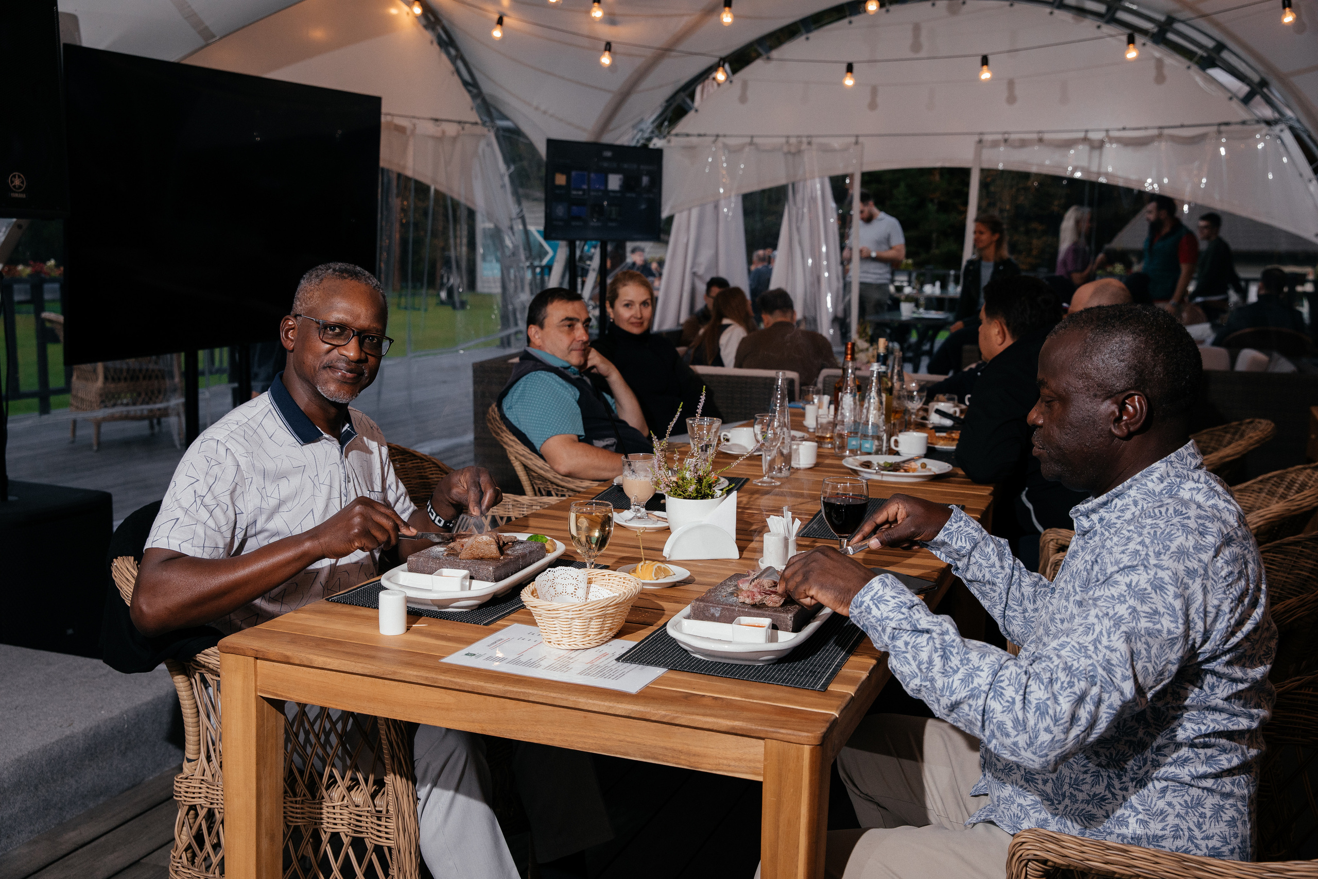 Посол Кении Бенсон Огуту (слева) на Международныом турнире по гольфу North Star Media