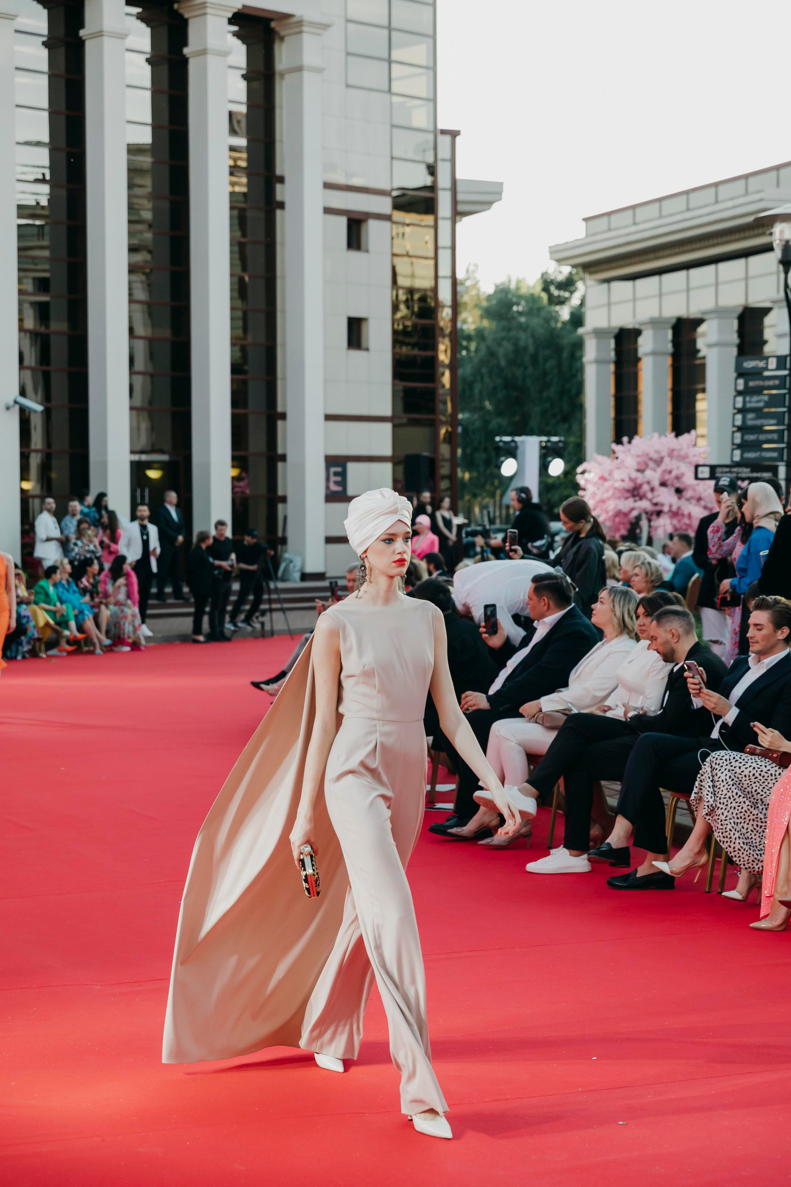 Татьяна Плаксина и Аника Керимова представили коллекцию одежды. «Птичка на проводе»: информационный портал в Москве