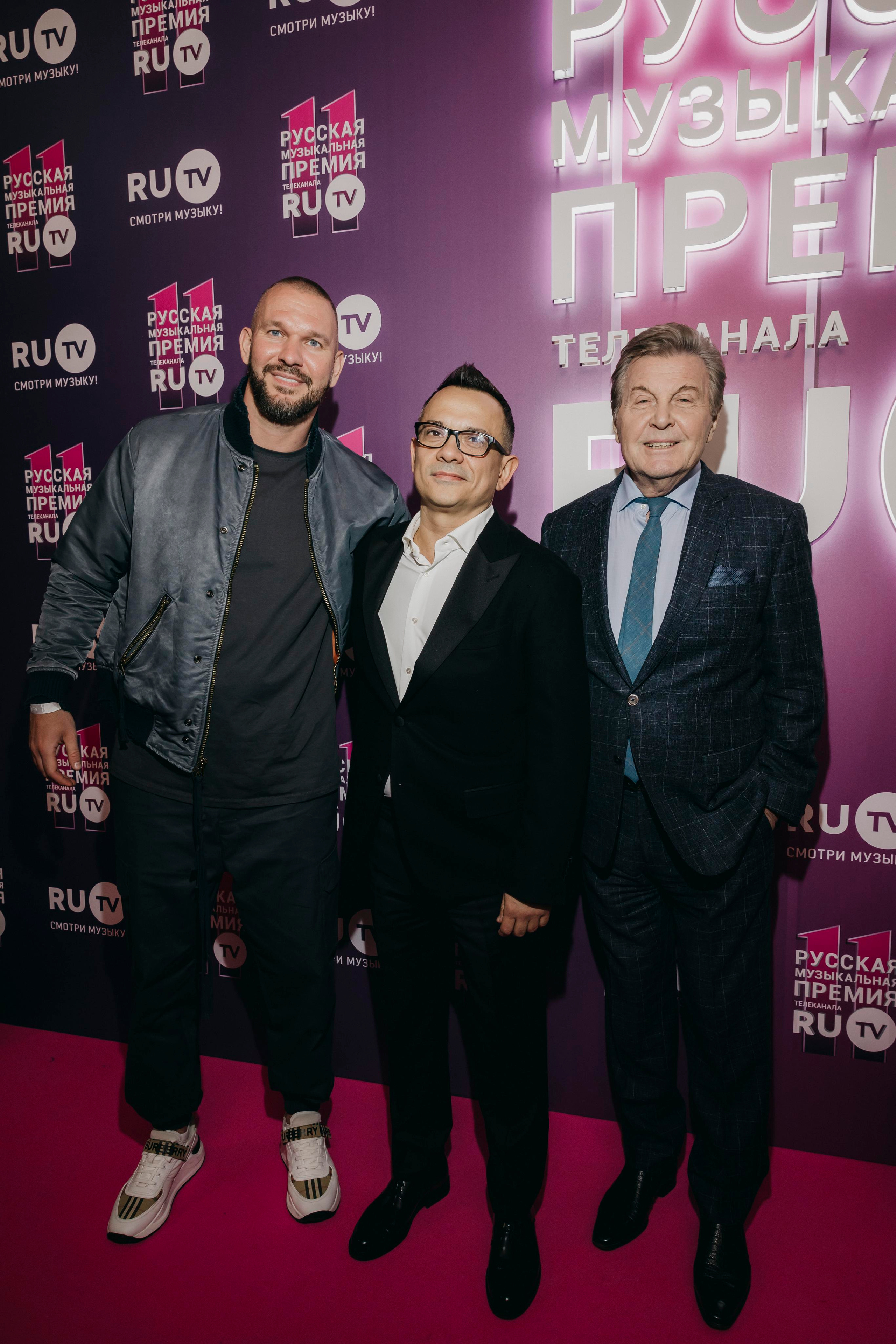 Александр LocDog (слева), Лев Лещенко на Русской Музыкальной Премии телеканала RU.TV