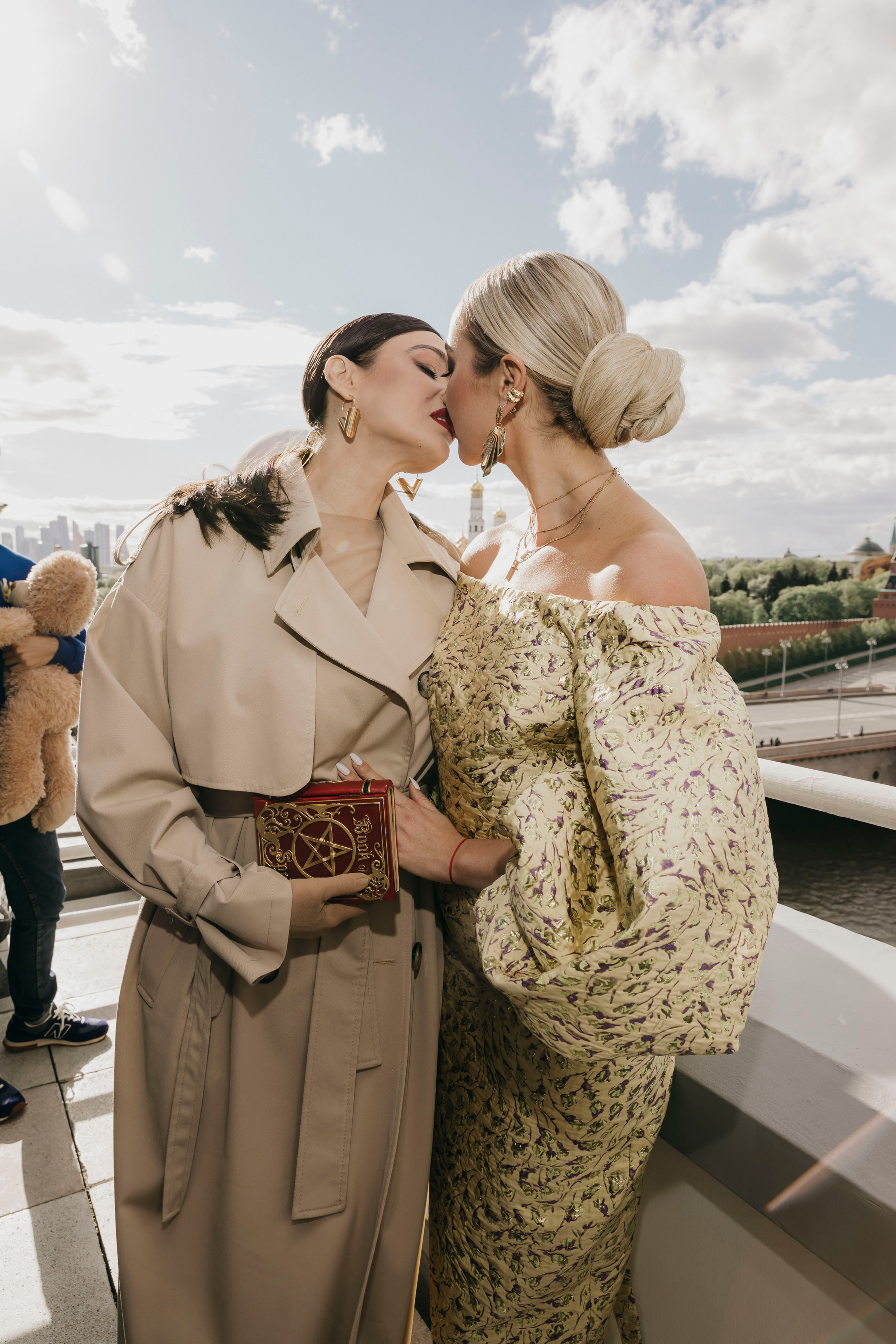 Алена Водонаева и Ольга Бузова на праздновании 18-летия Ольги Бузовой в шоу-бизнесе в Москве