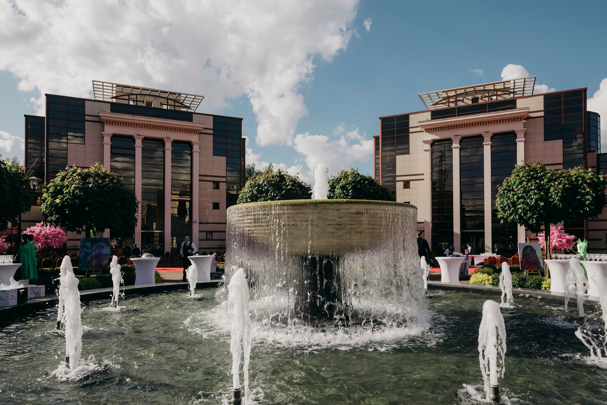 Татьяна Плаксина и Аника Керимова представили коллекцию одежды. «Птичка на проводе»: информационный портал в Москве