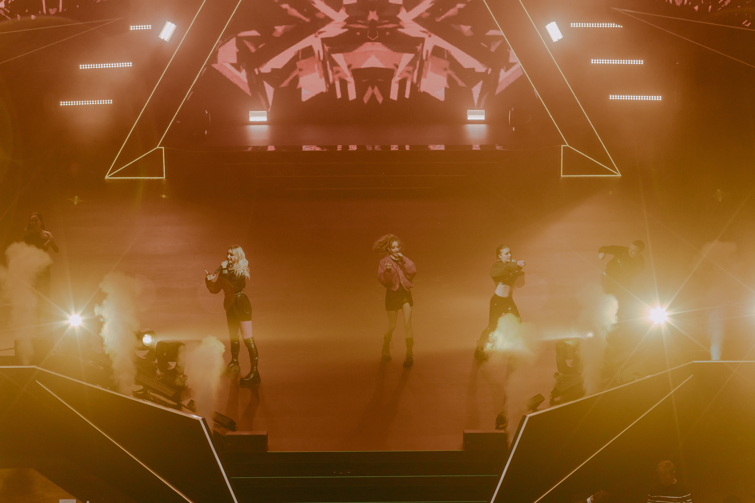 Cosmos girls на концерте ЖАРА MEDIA AWARDS 2022