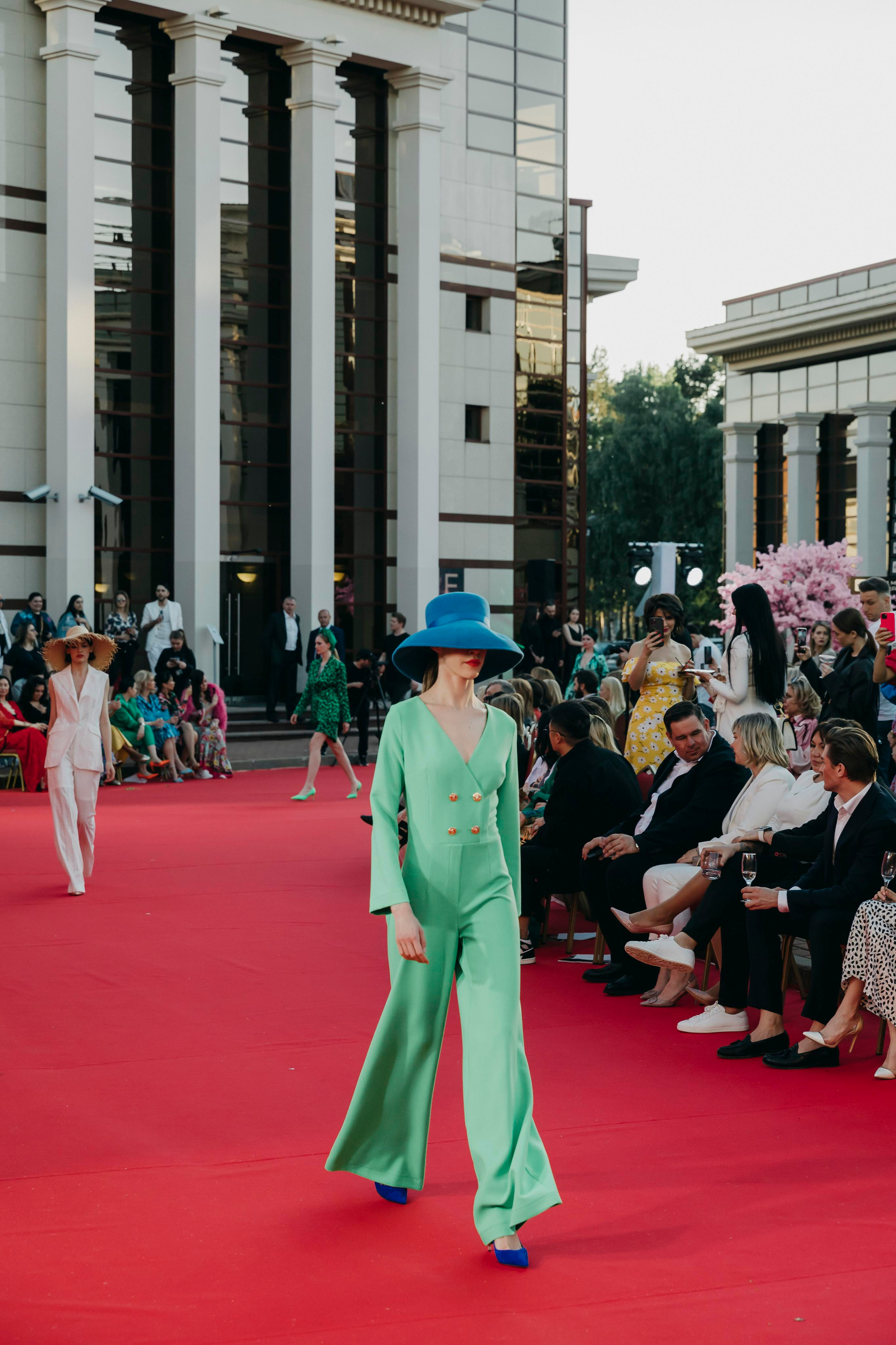 Татьяна Плаксина и Аника Керимова представили коллекцию одежды. «Птичка на проводе»: информационный портал в Москве
