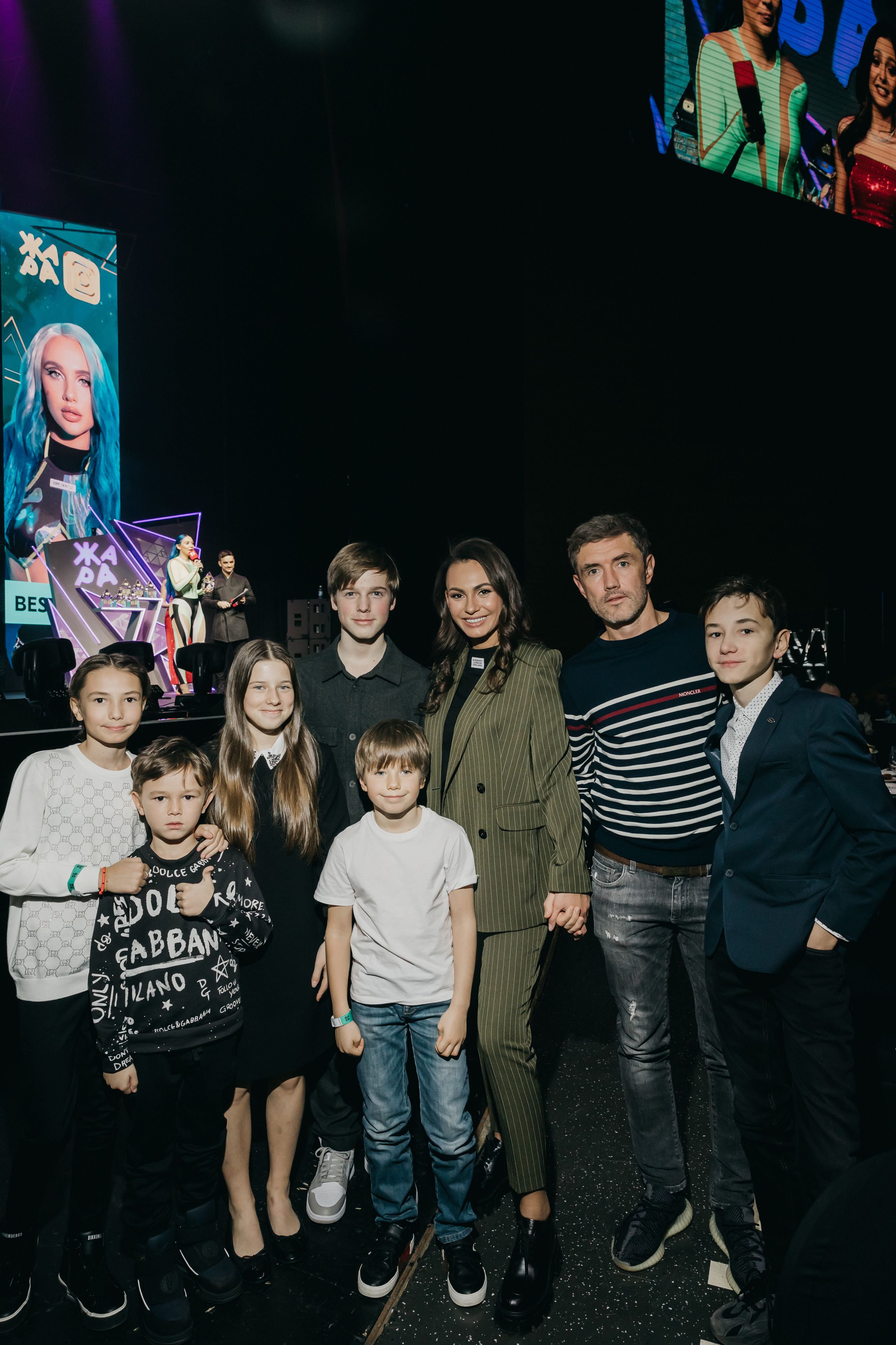 Юрий и Инна Жирковы со своими детьми, детьми Юлии Барановской на концерте ЖАРА MEDIA AWARDS 2022