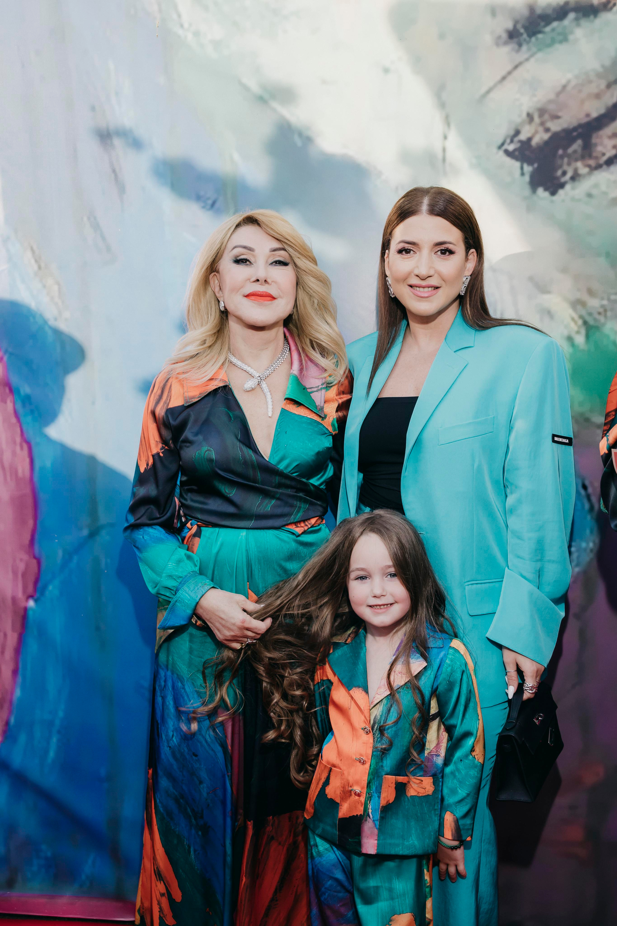 Любовь Успенская, Жасмин и маленькая Николь на модном показе в Барвихе