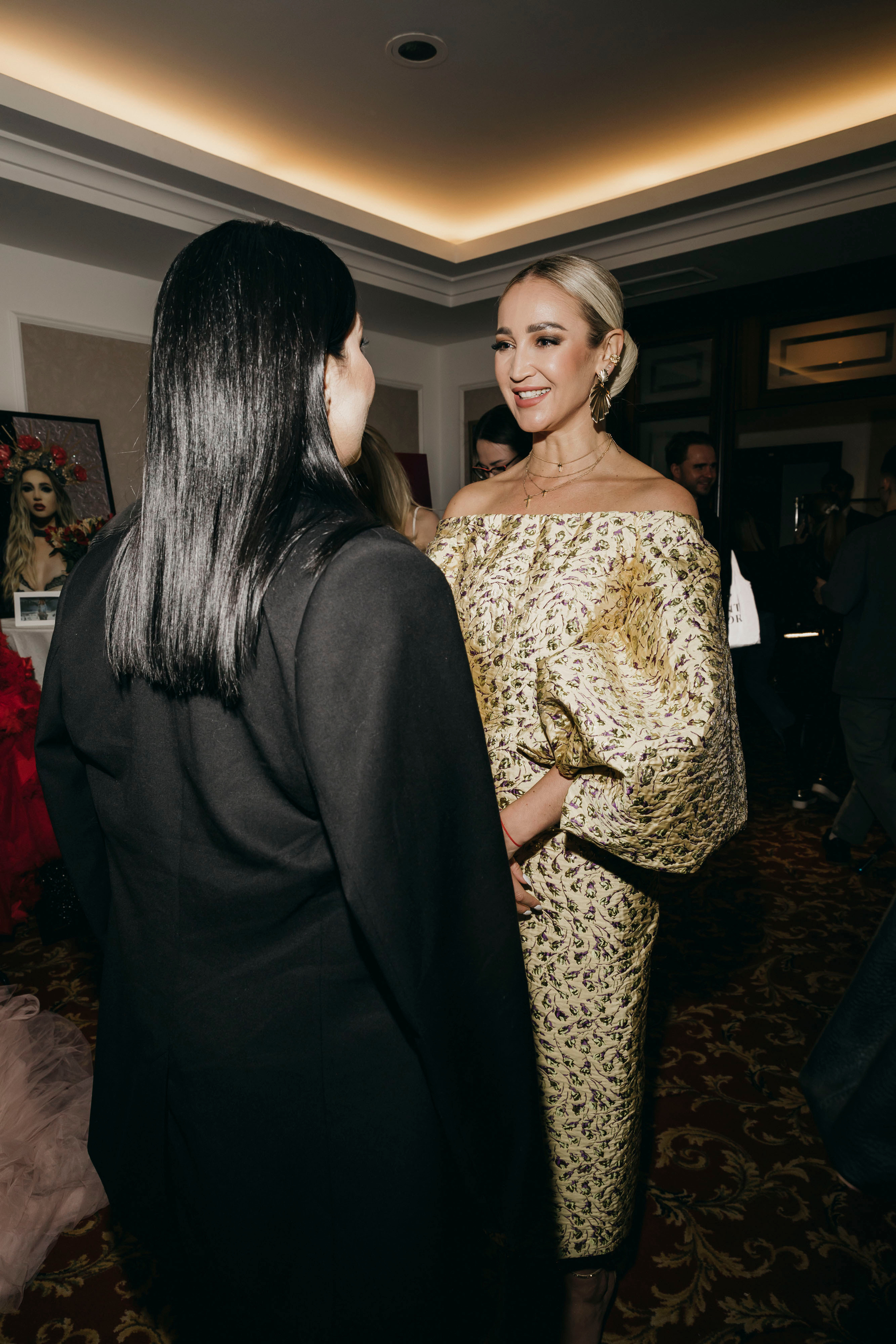 Ольга Бузова: 18 лет на сцене!. «Птичка на проводе»: информационный портал в Москве