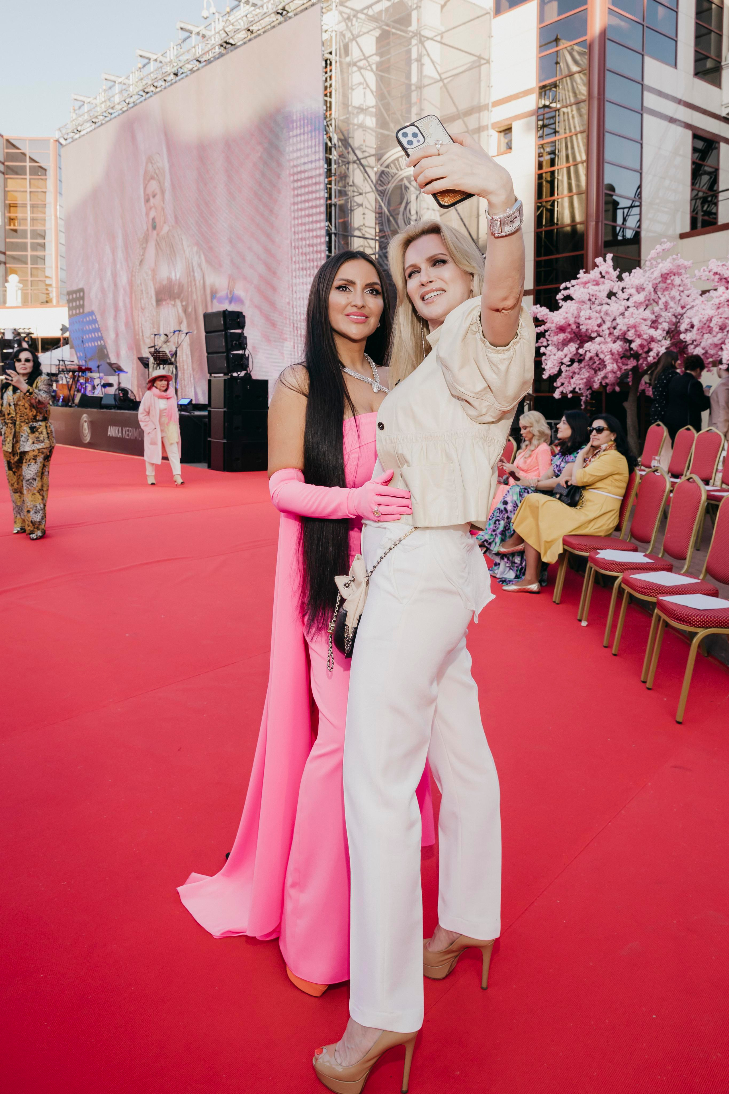 Аника Керимова и Олеся Судзиловская на модном показе в Барвихе