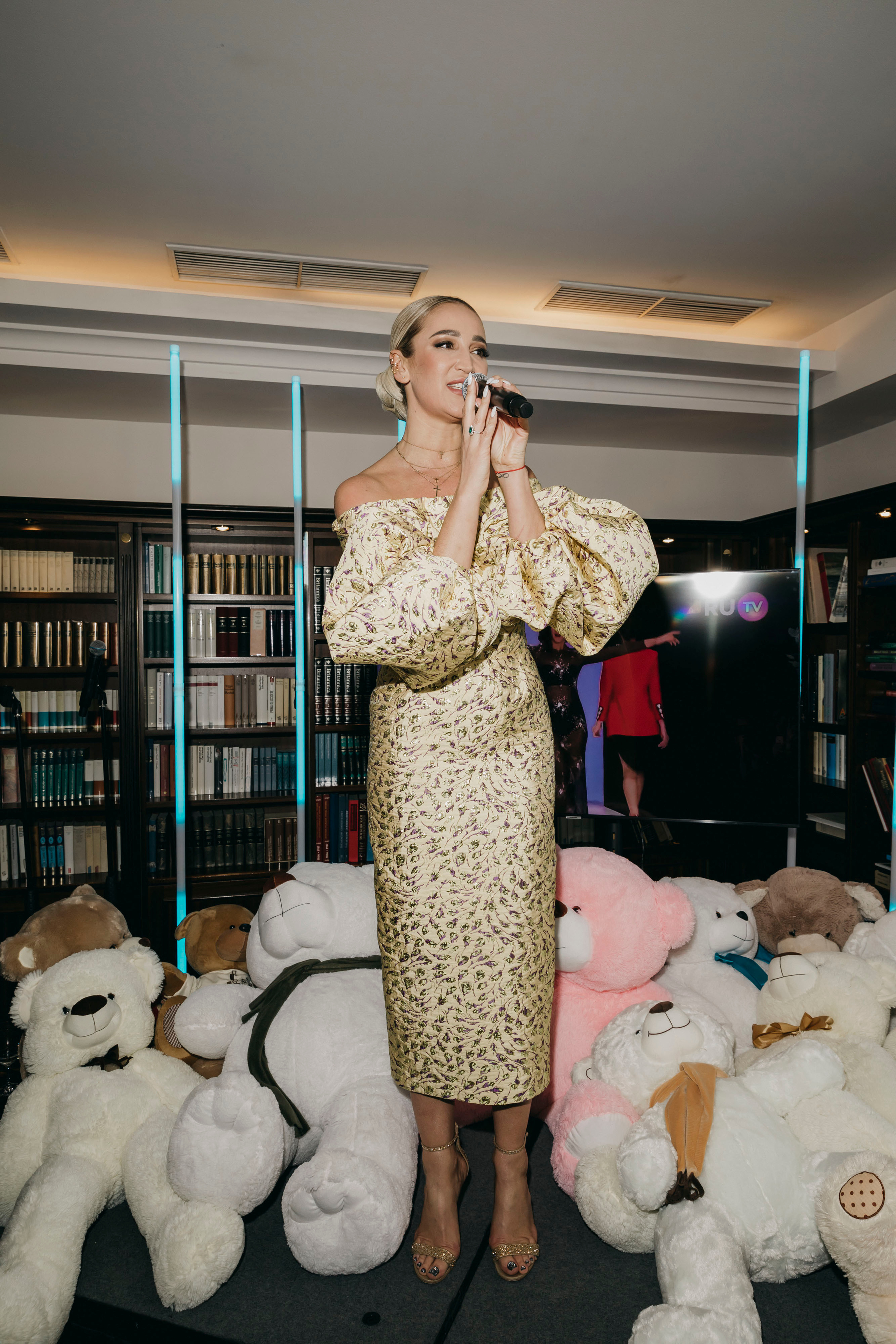 Ольга Бузова: 18 лет на сцене!. «Птичка на проводе»: информационный портал в Москве