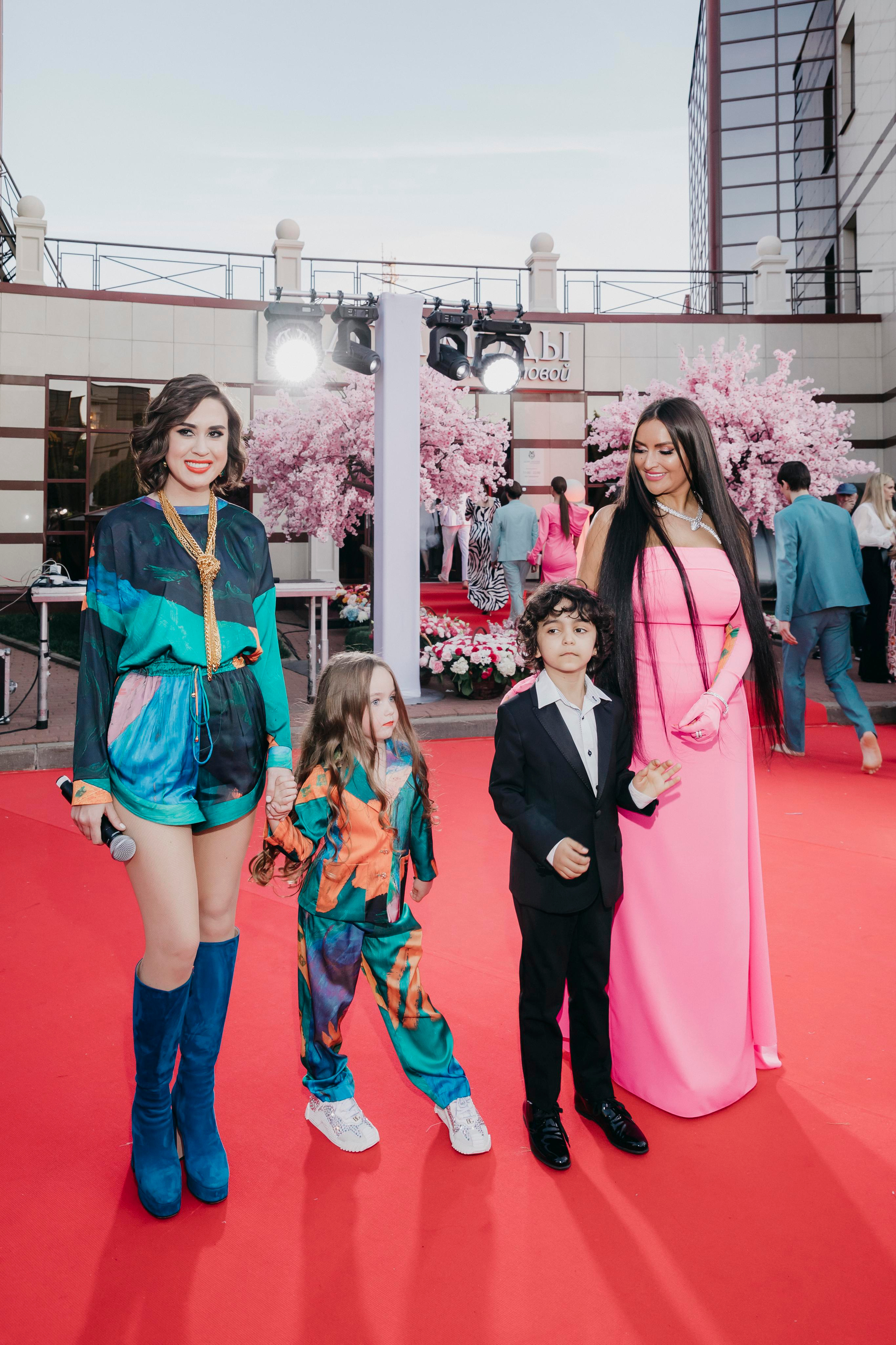 Татьяна Плаксина, Аника Керимова с детьми на модном показе в Барвихе