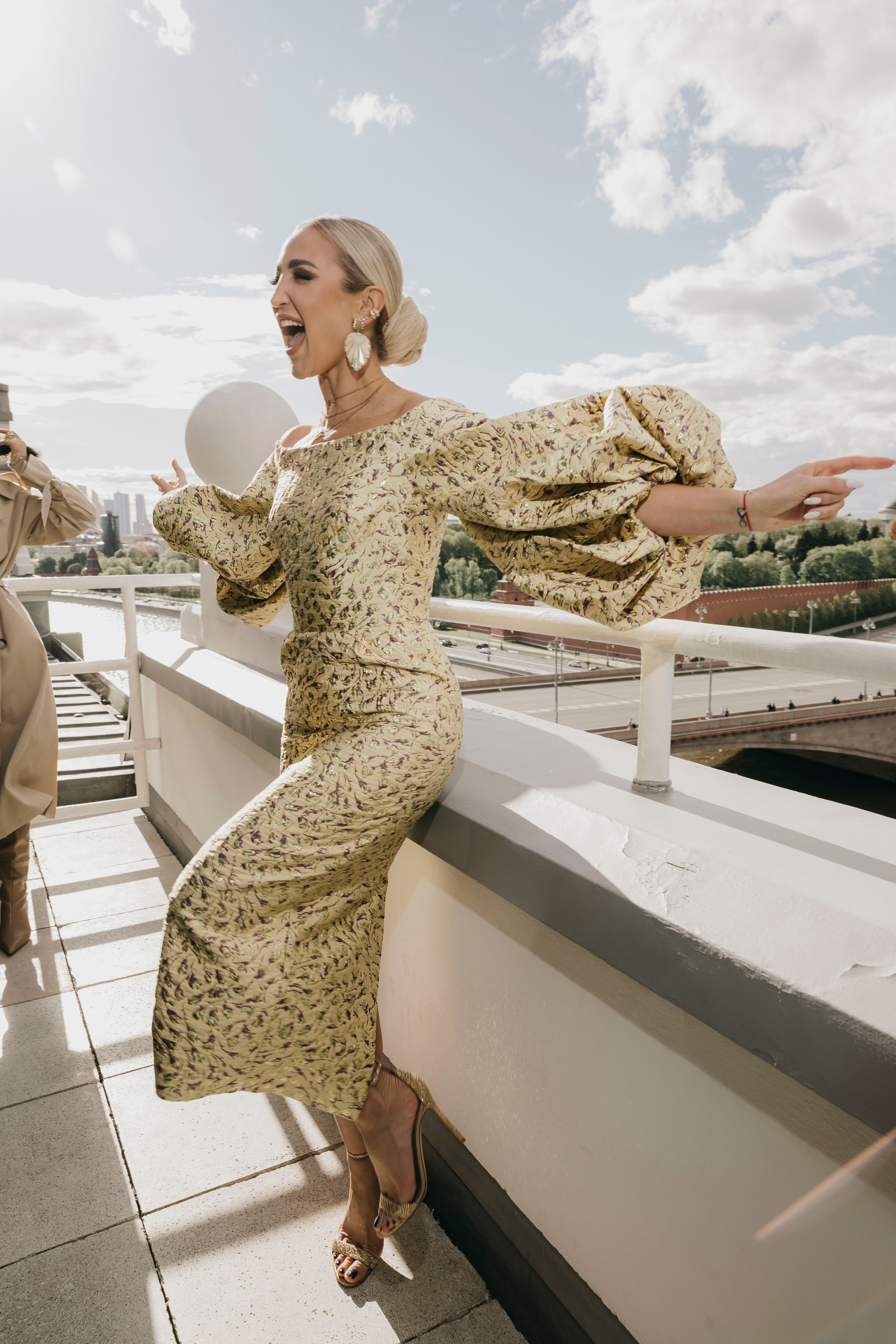 Ольга Бузова: 18 лет на сцене!. «Птичка на проводе»: информационный портал в Москве