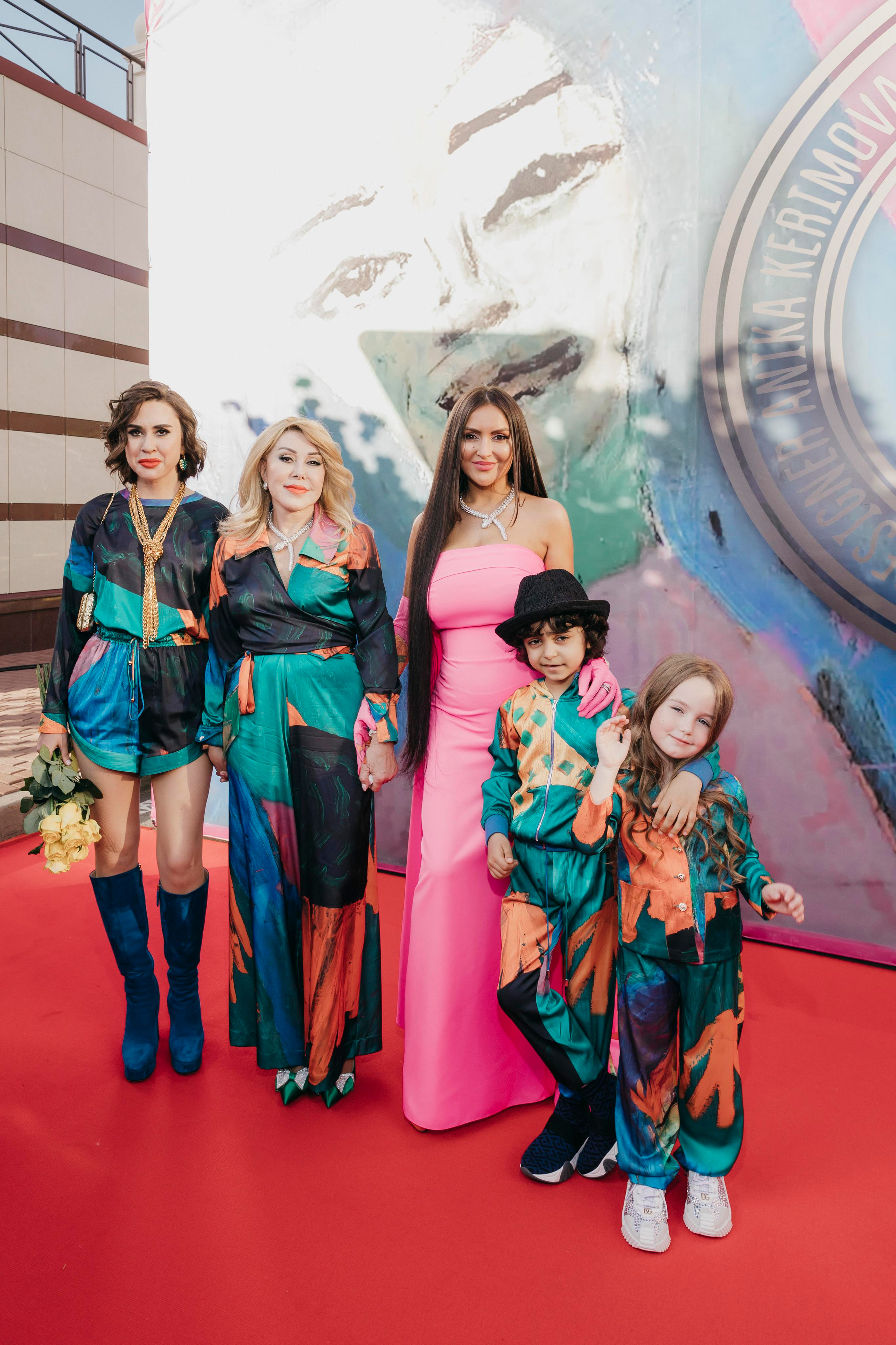 Татьяна Плаксина, Любовь Успенская, Аника Керимова с детьми на модном показе в Барвихе