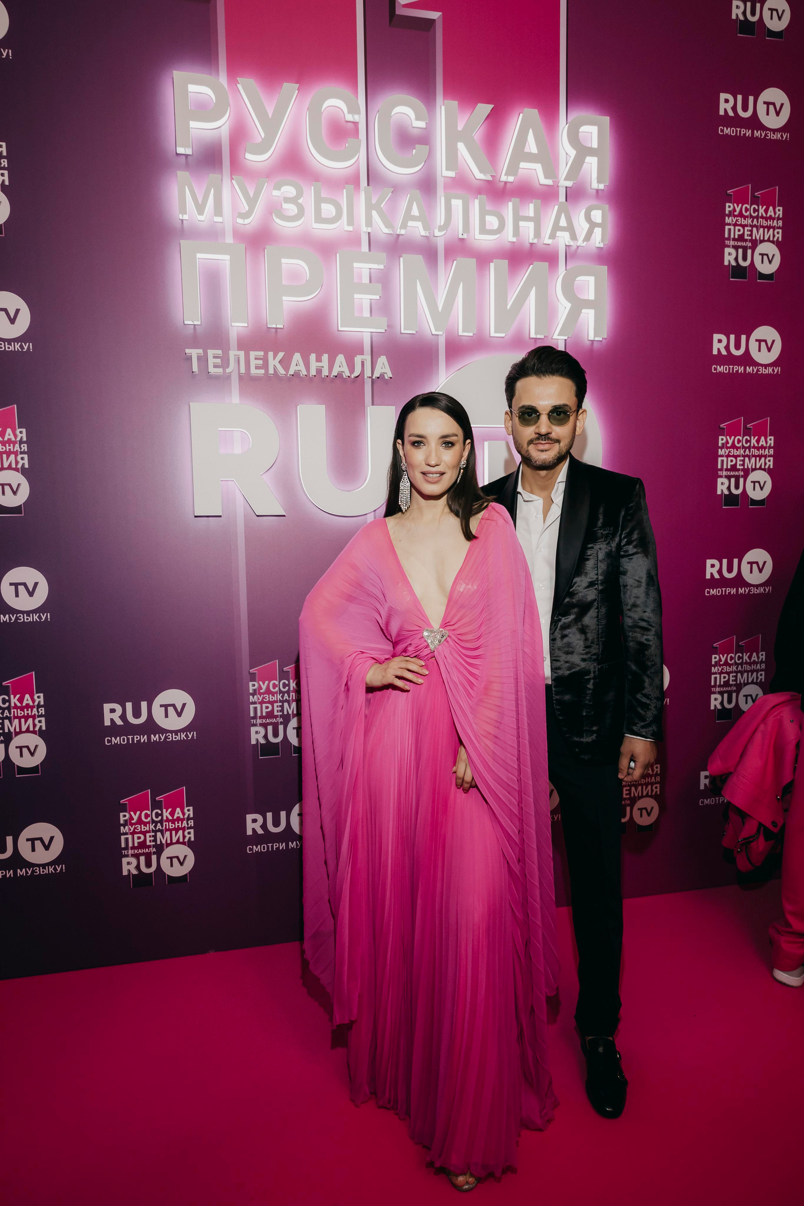 Виктория Дайнеко со спутником на Русской Музыкальной Премии телеканала RU.TV