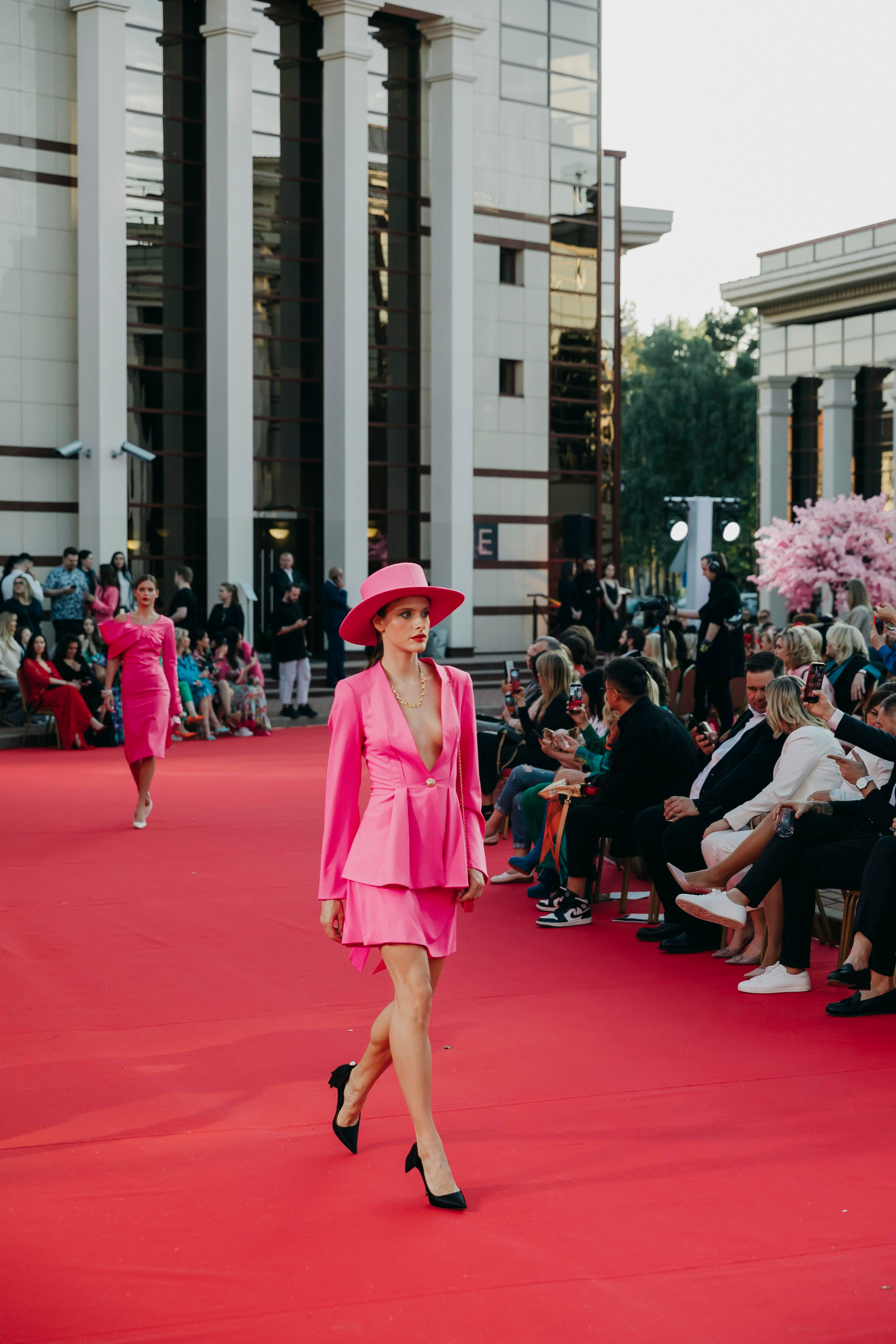 Татьяна Плаксина и Аника Керимова представили коллекцию одежды. «Птичка на проводе»: информационный портал в Москве